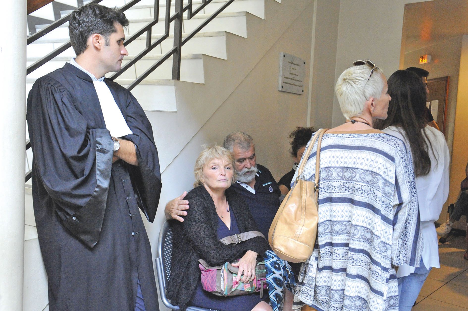 La famille de Mathilde Molina, entourée par son avocat Me Calmet dans la salle des pas perdus, ne pourra plus jamais vivre comme avant .