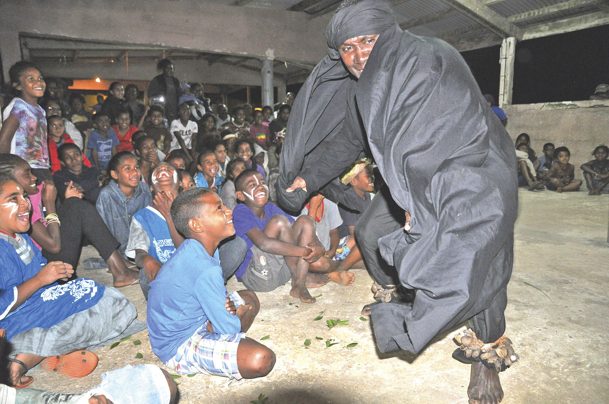 La veillée de samedi a été marquée par la présence de membres de la troupe de théâtre locale Roiso. Le jeu scénique des quatre comédiens a fait résonner les rires sous le préau de la cour de récréation de l’école. Avant cela, les élèves de CM1 et CM2 de L