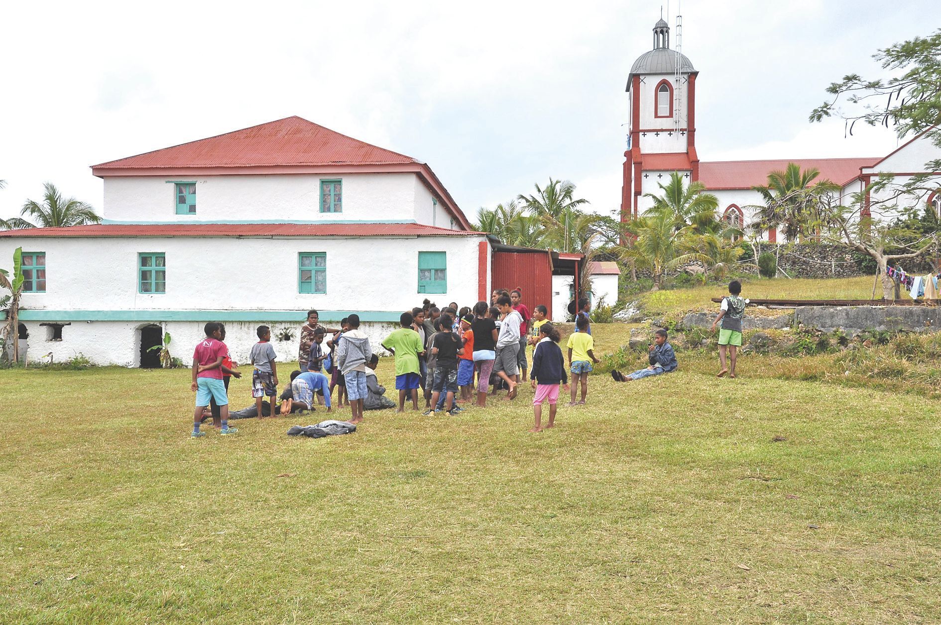 C’est au sein de la mission catholique de La Roche, jouxtant l’école, que les enfants et leurs huit accompagnateurs ont été hébergés. Tout au long de la semaine, les enseignants et les parents d’élèves de La Roche ont préparé et partagé les repas avec leu