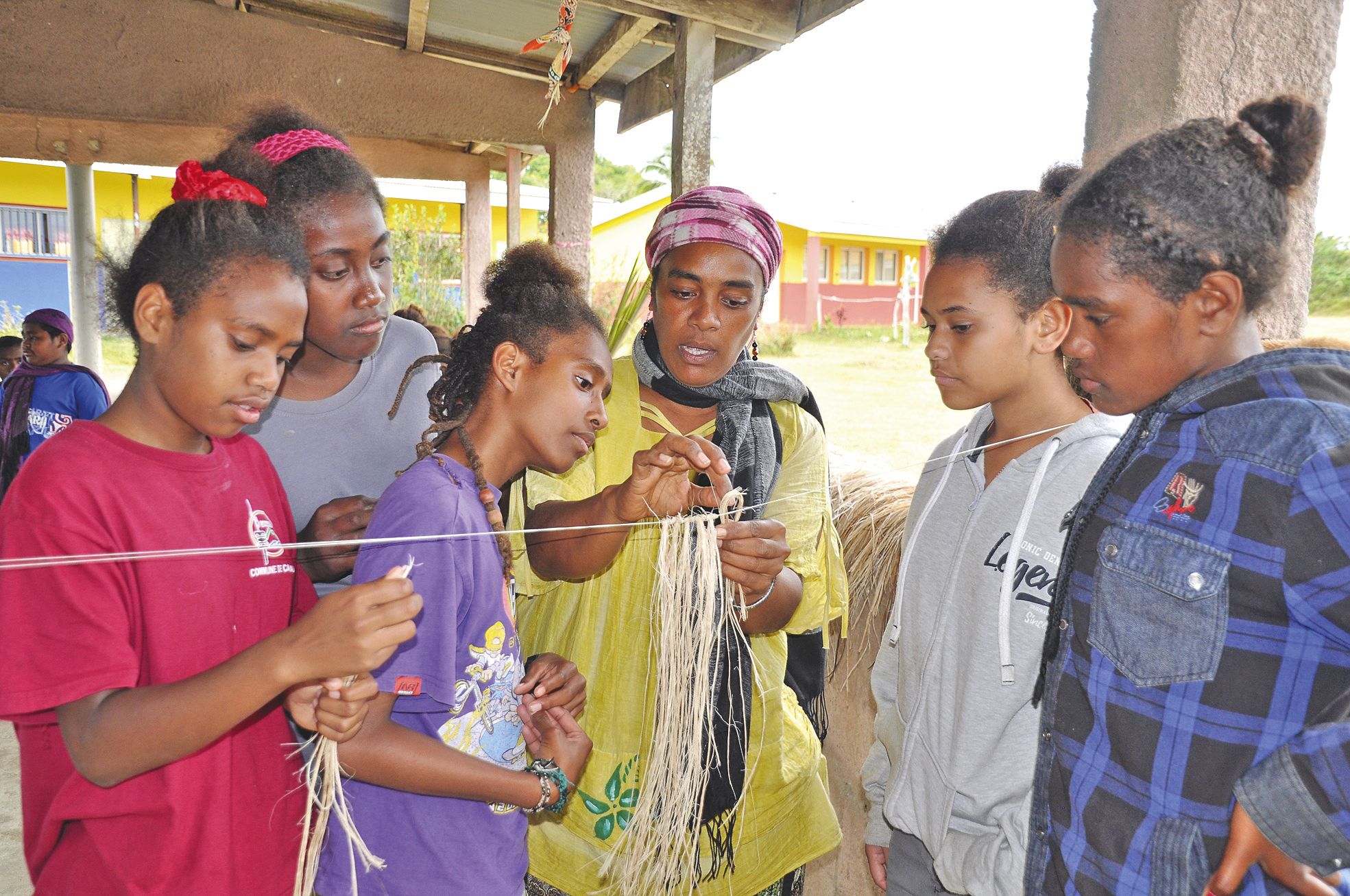 Maîtresse Béatrice a animé un atelier de confection de costumes traditionnels en fibres de pandanus et en feuilles de cocotier.