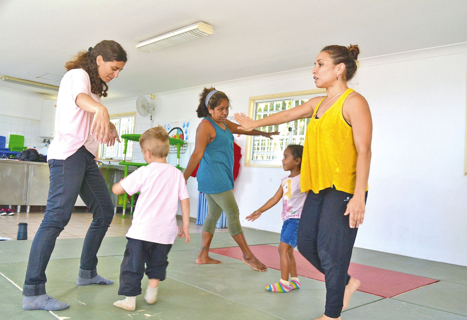 Avec l’atelier d’éveil corporel, « le parent et l’enfant se retrouvent tous les deux en exercice, ce qui permet de se découvrir différemment »,  estime Maéva Asi, professeur de danse.