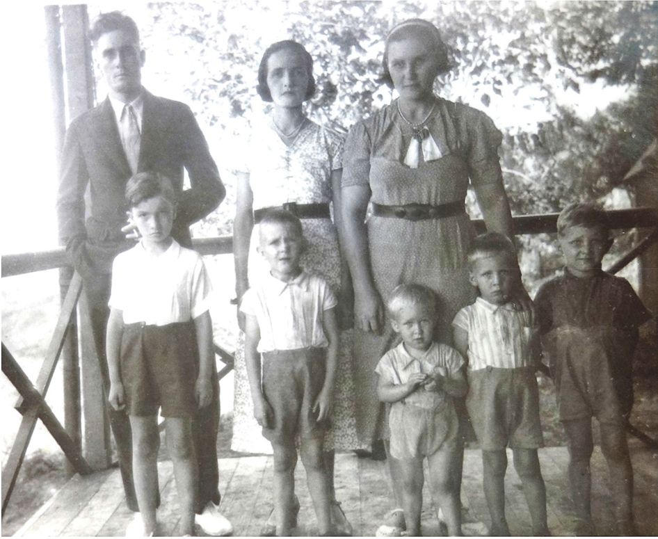 Robert Abel (à gauche), en famille dans les années 1930, aux côtés de sa femme, Paule, (au centre) et de sa sœur Andréa.
