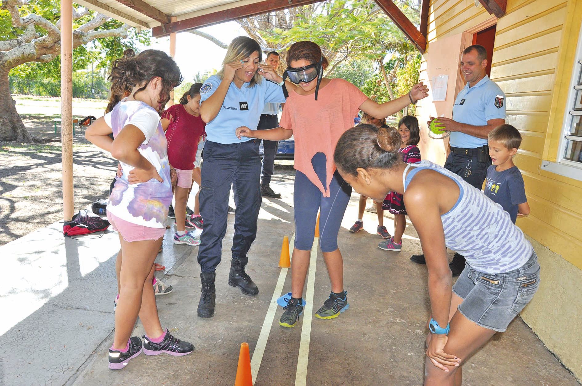Lors de cet atelier pratique, deux personnels de la Brigade motorisée de la gendarmerie et de la Brigade de prévention de la délinquance juvénile ont mis les enfants en situation pratique. Munis de lunettes imprégnation alcoolique, ces derniers ont dû se 