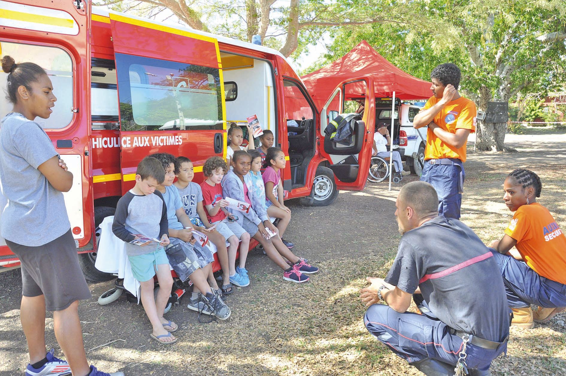 Le sergent Kévin Leclère des sapeurs-pompiers du centre de secours de Koumac, assisté de deux auxiliaires de la sécurité civile, a évoqué aux enfants les risques routiers et l’utilité du port de la ceinture, de s’asseoir sur le siège arrière d’un véhicule