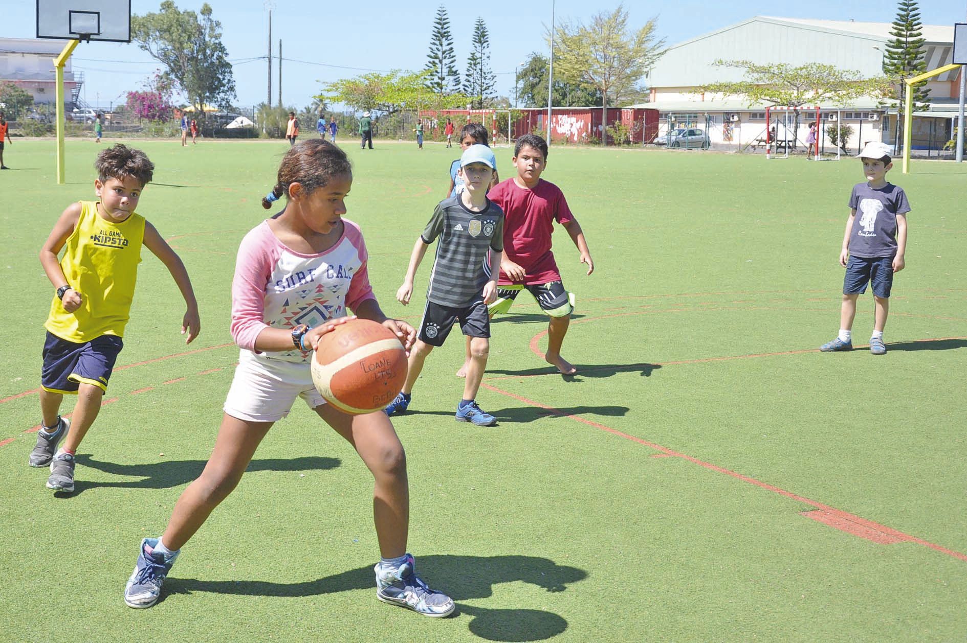 Les activités sportives n’avaient pas été laissées pour compte lors de cette journée. Bernard, l’animateur, après avoir évoqué quelques notions de prévention routière, a proposé aux enfants du kid foot, du handball ou comme ici du basket-ball. Certains en