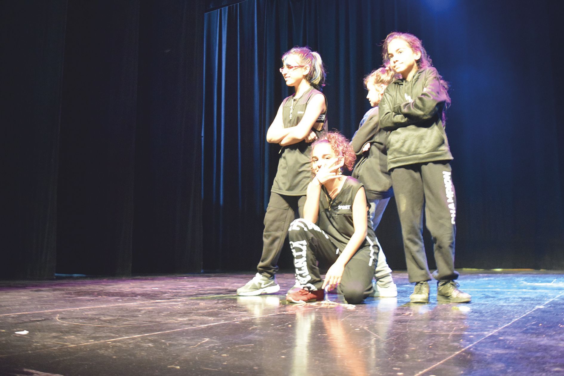 Entraînées par Raissa, danseuse de l’UBC, Urban Breaker Crew, dans le cadre de l’atelier danse du Dock, le tout jeune groupe PSY 4, a aussi fait une démonstration de son talent.