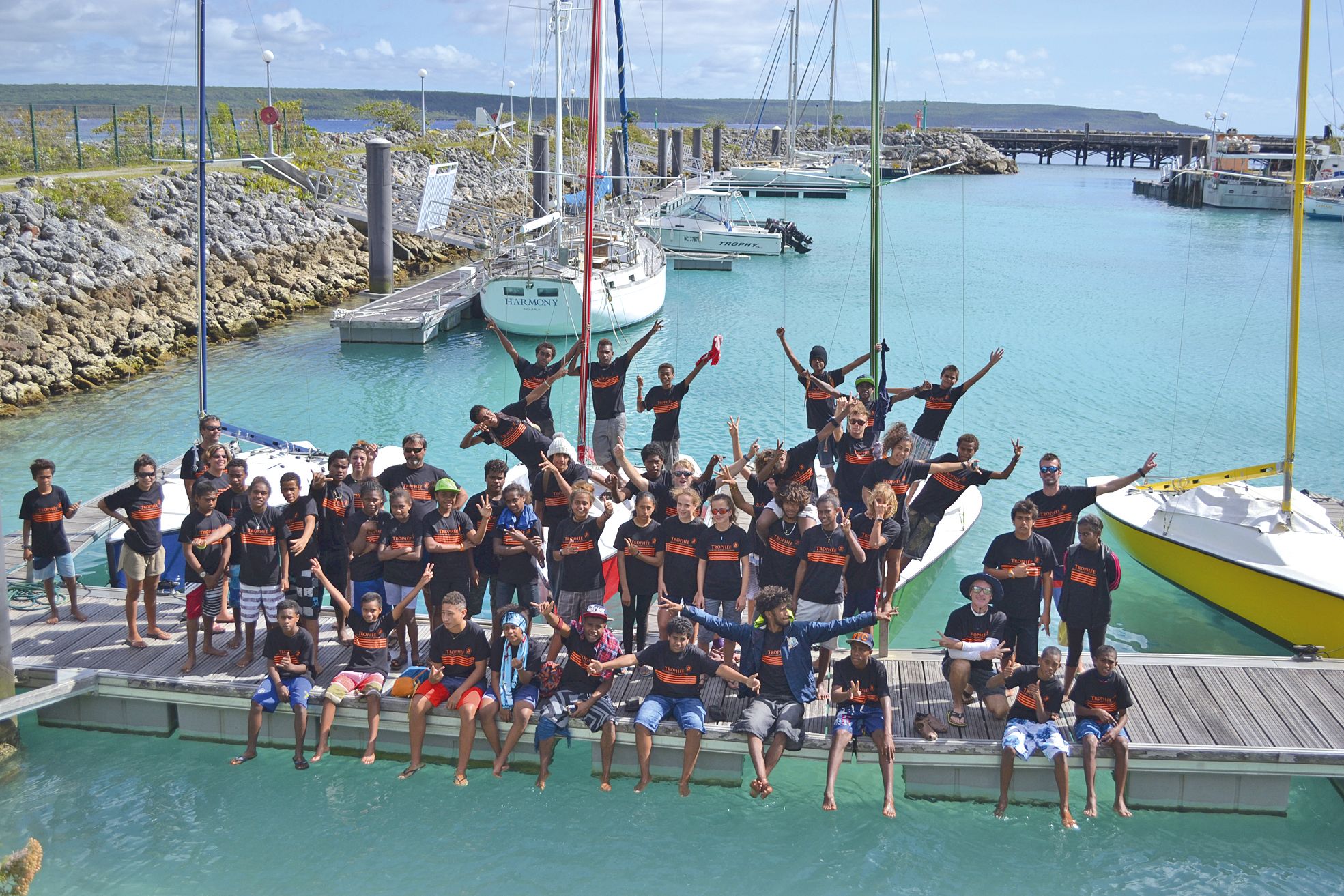 Quarante-quatre jeunes ont participé à cette dixième édition du Trophée des jeunes marins remportée par le lycée Willama-Haudra. Le samedi matin a commencé par les séries d’échauffement, en partant de la marina de Wé. Les épreuves ont continué le dimanche
