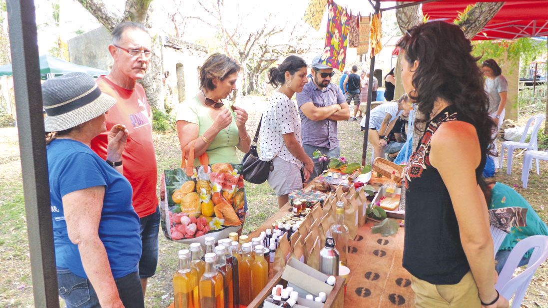 Les herboristes du col de la Pirogue sont venus présenter leurs produits comme  des sirops, du vinaigre ou encore du miel aromatisé à la vanille.