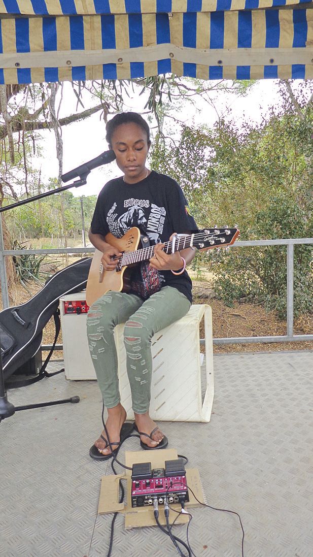 La jeune Veima Seremele, gagnante du Trophée des jeunes marins et des artistes 2015, est venue proposer son récital.