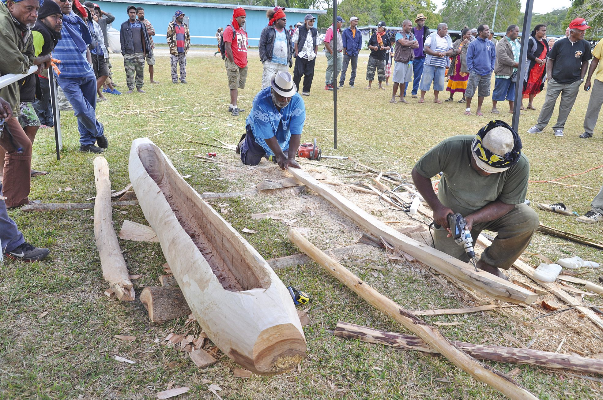 Jean-Jacques Yango Watha est originaire de Padawa.  Pasteur à Poum, il s\'est dit très fier de revenir sur son île pour montrer son savoir-faire en matière de fabrication d\'un kenu (pirogue en langue vernaculaire). Il sera offert au comité de Foire de Ma