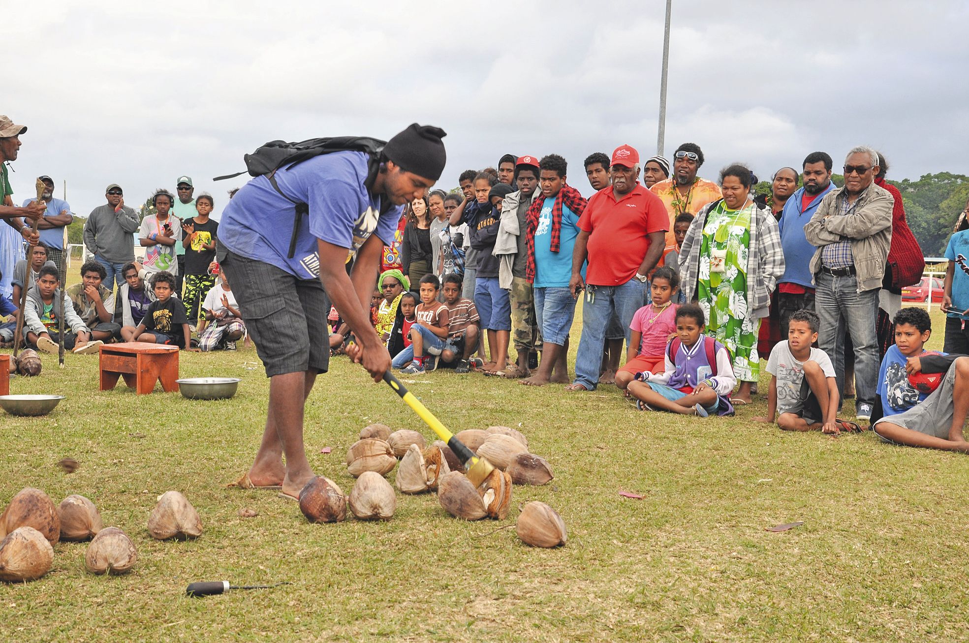 Parmi les démonstrations agricoles, l\'ouverture et le grattage de coco ont attiré une foule de petits et grands,  dynamisés par le rythme dense de ces pratiques encore très présentes à Maré.