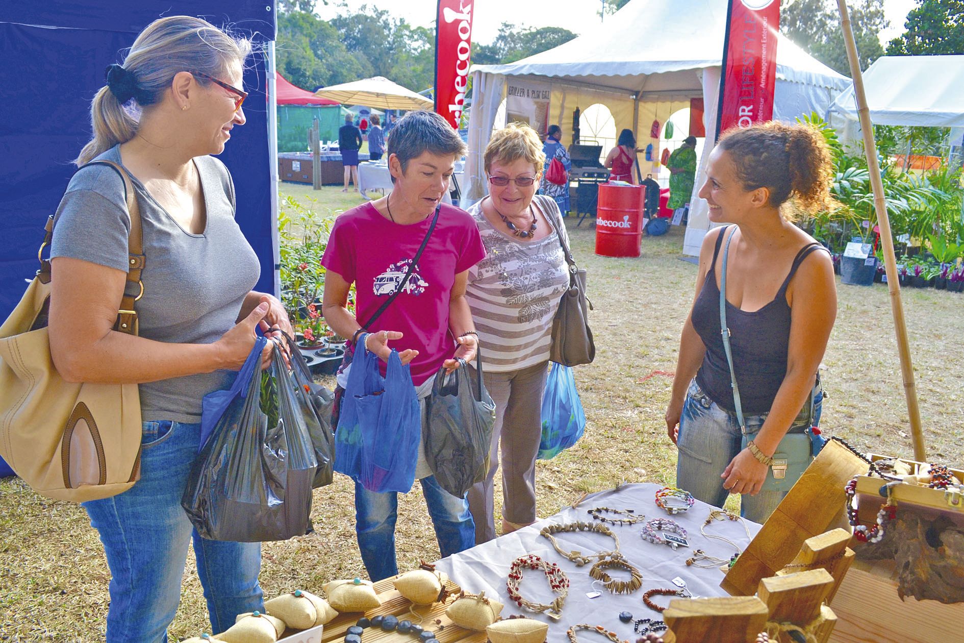 La manifestation faisait également la part belle aux artisans et aux stands écoresponsables, comme ici avec Élisabeth (à droite), à la tête de la petite entreprise Pukeko, qui propose des produits 100 % naturels, notamment des bijoux à base de graines loc