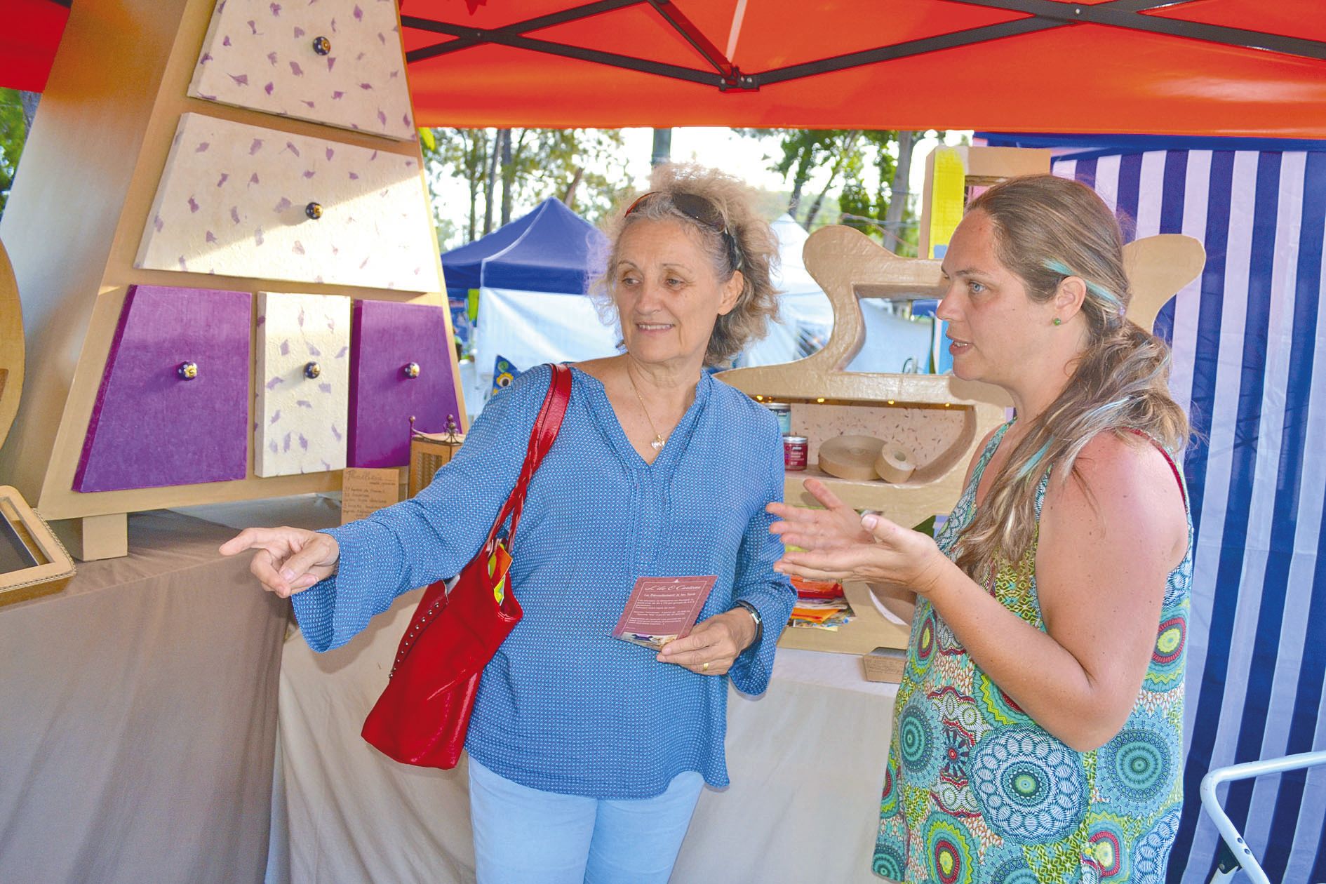 Curiosité du salon : un stand de vente de meubles… en carton. « En plus de la création, je dispense également de la formation, glisse Nadège, de l’Île Ô Cartons. C’est à la fois très solide et léger. On peut en concevoir avec des emballages d’électroménag