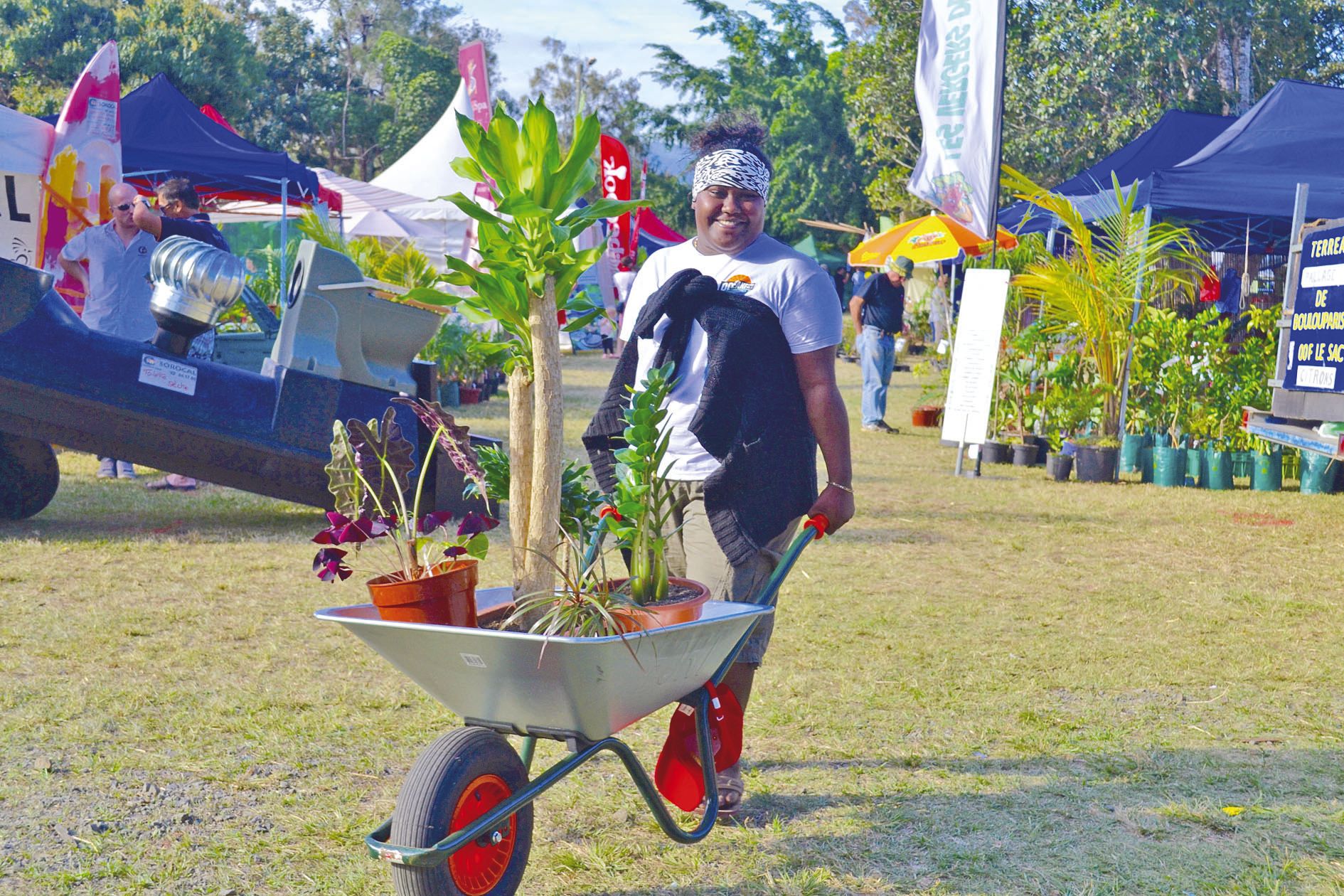 Voilà une petite attention qui a beaucoup plu : la livraison des achats par brouette jusqu’à la voiture, notamment assurée par Lise Bearune, de Tontouta, conquise par « les sourires et la gentillesse » des visiteurs.