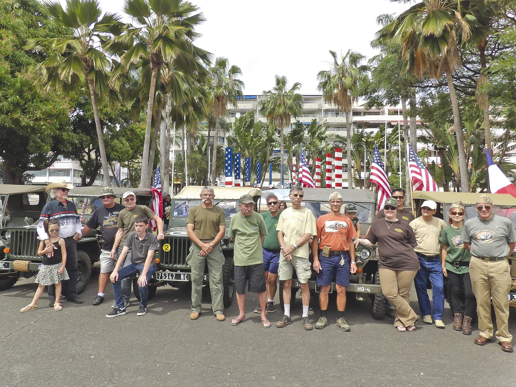 Pour clore le 20e anniversaire de leur association en beauté, les irréductibles du Jeep Army Club ont organisé, hier matin, une promenade en jeep américaine sur les baies de la capitale. Une dizaine de véhicules, uniquement des Hotsckiss, se sont prêtés a