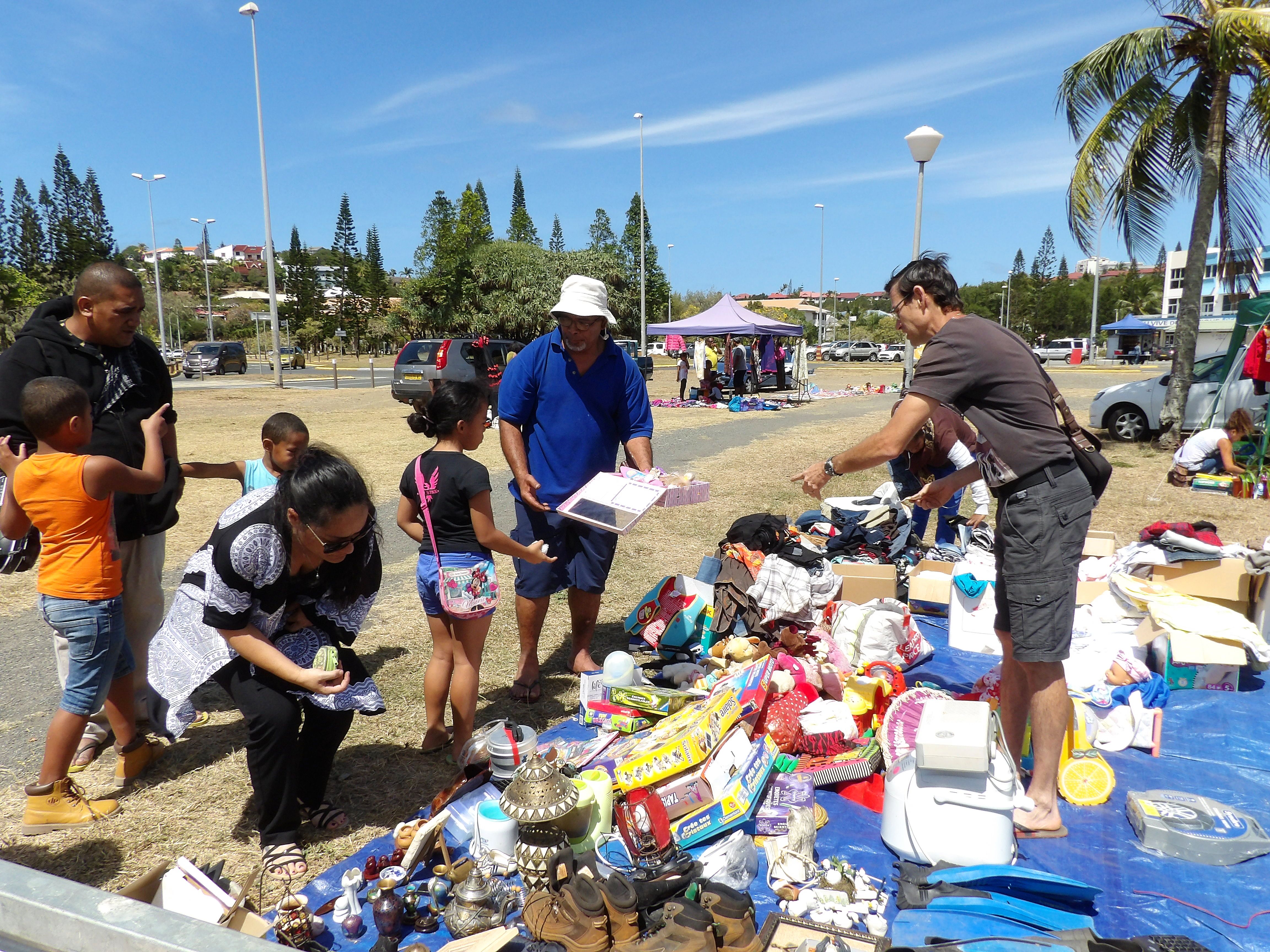 L’Association des poivriers a également organisé son vide-greniers samedi matin. Une quinzaine de stands se sont réunis sur le grand espace vert à côté du rond-point de N’Géa. L’association de quartier poursuit ses efforts pour récolter de l’argent. Elle 