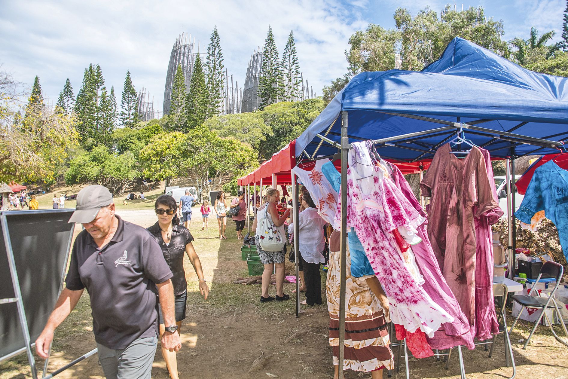 Pas de gros événement au centre Tjibaou, hier. Mais la structure a offert l’entrée libre et gratuite. Ainsi qu’une conférence, l’après-midi, donnée par le Dr Pierre-Christophe Pantz, sur « Les mobilités contemporaines en Nouvelle-Calédonie ». Le marché de