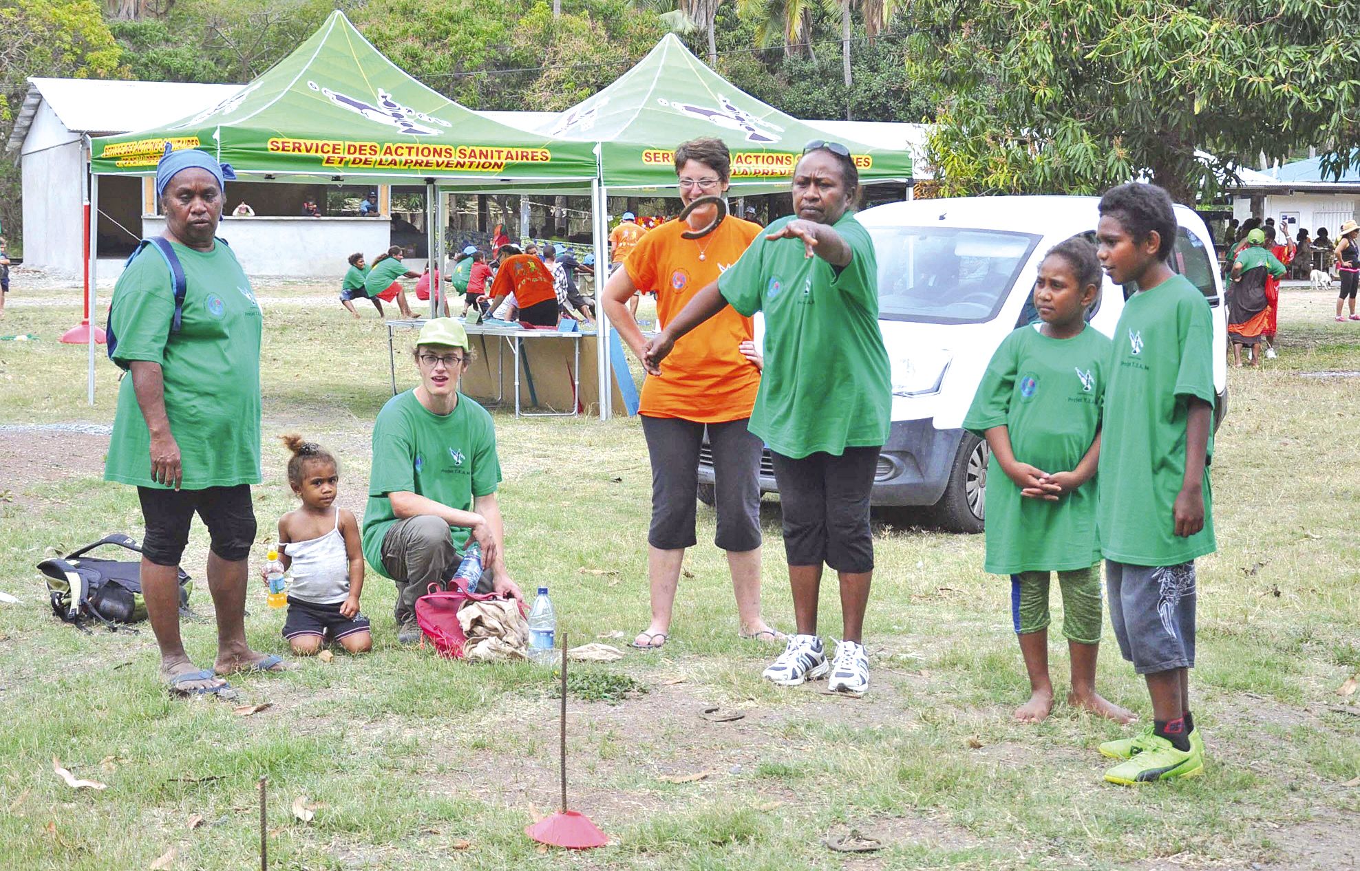L’après-midi, après le déjeuner, les organisateurs ont proposé des activités physiques et ludiques. Comme ici, ce jeu d’adresse consistant à lancer des fers à cheval sur un piquet.