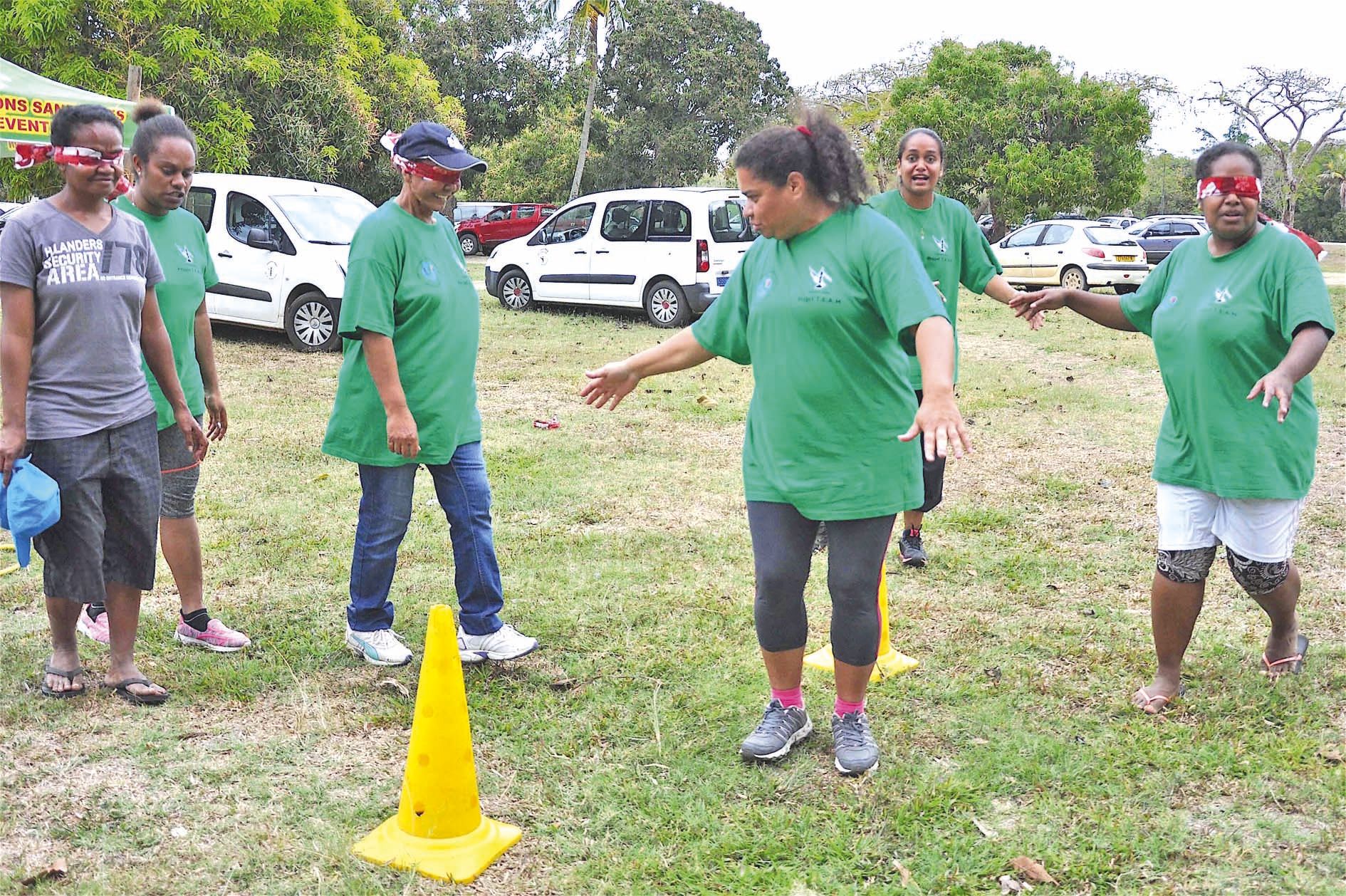 L’objectif de cette journée était de mobiliser les gens afin qu’ils échangent autour d’activités comme ce jeu de l’aveugle où il faut guider de la voix une personne ayant les yeux bandés.