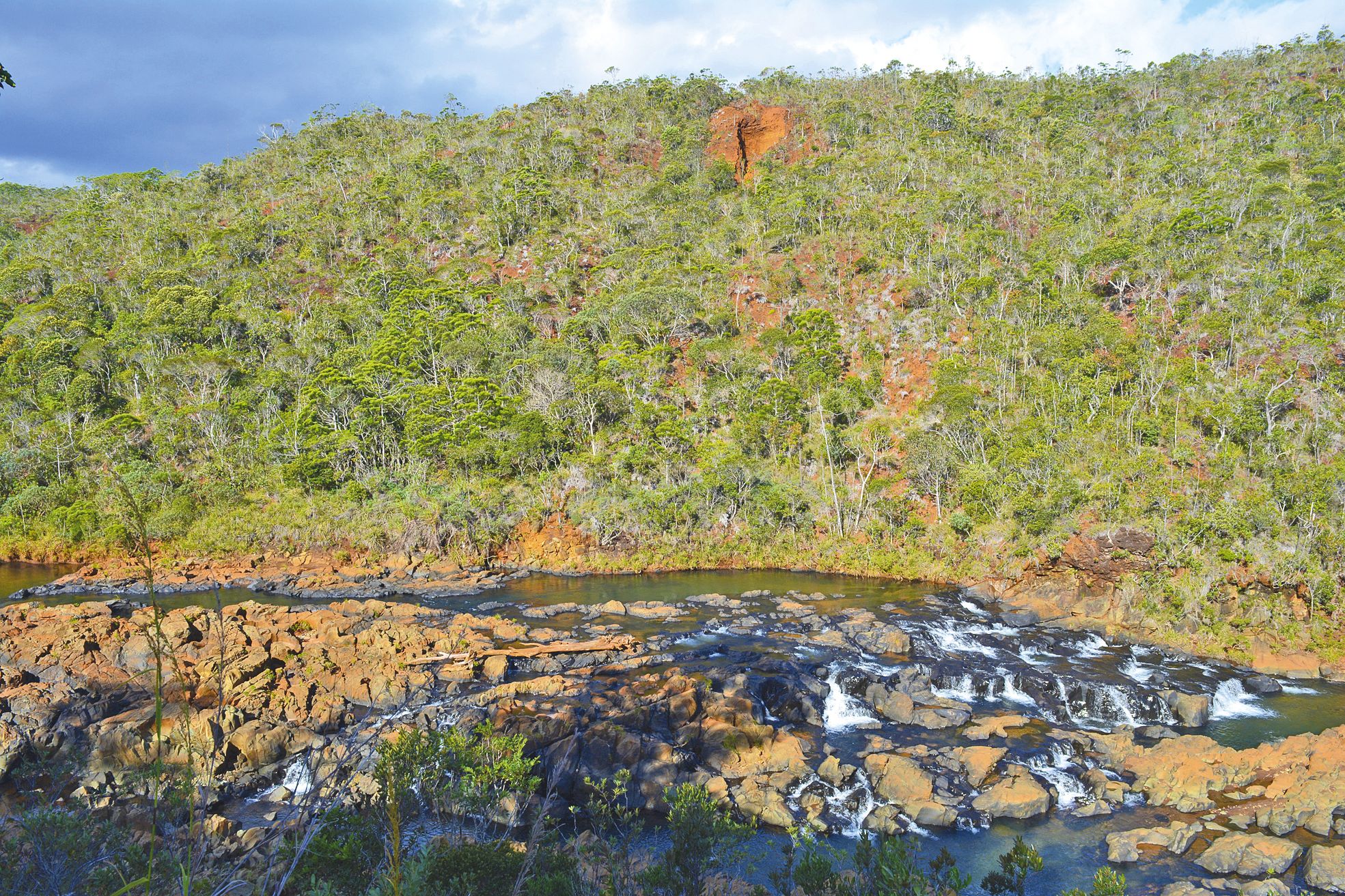 La rivière des Pirogues regorge de trous d’eau perdus au milieu de décors parmi les plus sauvages du Sud. Au détour de certains méandres, les petites chutes d’eau s’enchaînent, offrant un tumulte de flots des plus agréables.