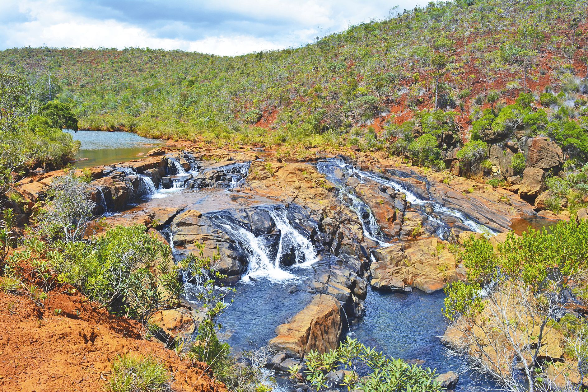 Les ruines des vieux ponts en bois, témoins de l’activité minière, ne sont pas l’unique surprise que réserve le sentier des Japonais. Un peu après le départ de cette randonnée, depuis la route provinciale 3 qui mène à Yaté, ce parcours offre de belles chu