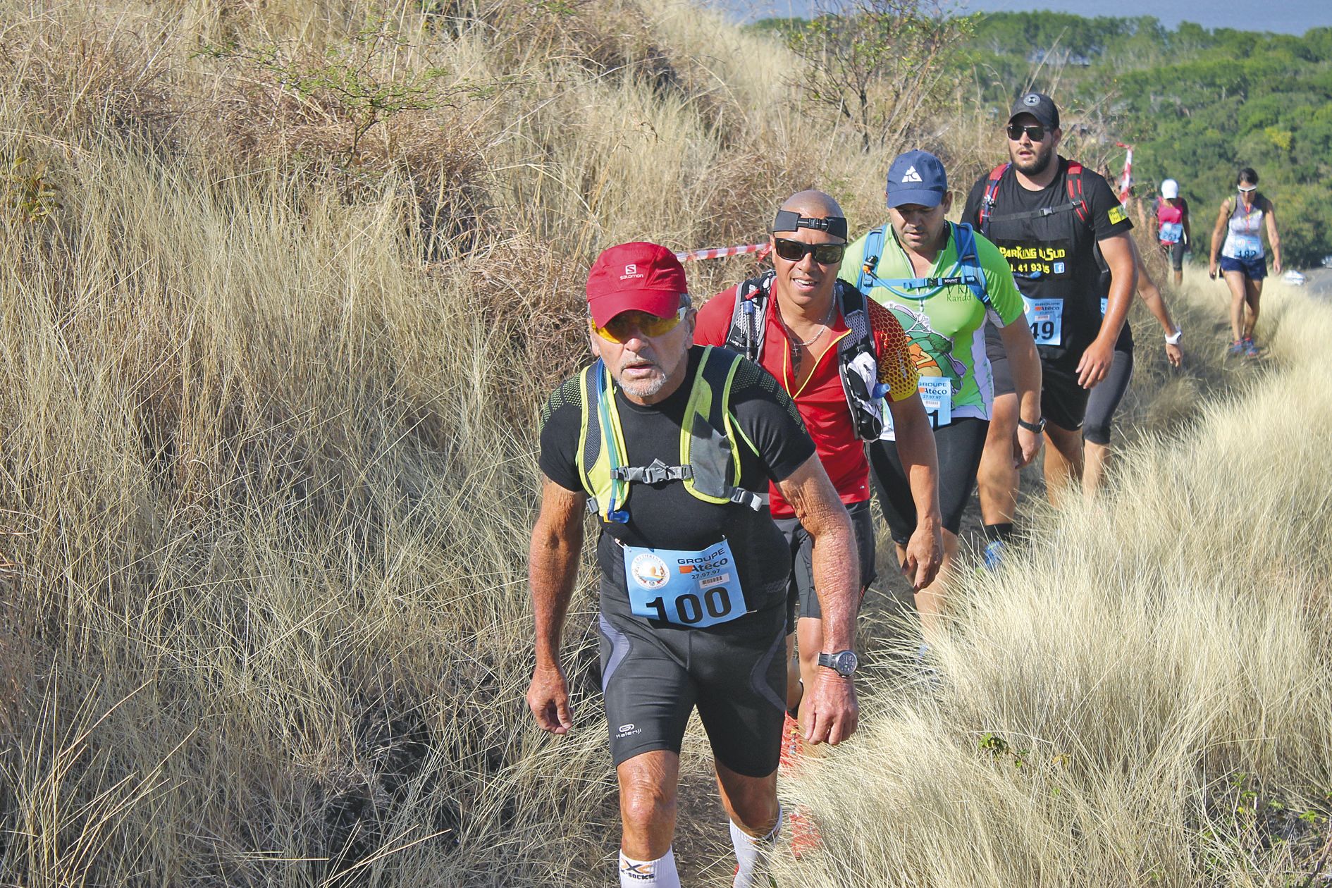 Si le départ du trek a été donné au pied de la montagne, l’arrivée des courses a été jugée au Centre d’accueil permanent (CAP) de Poé. Avant de parcourir les derniers kilomètres sur le sable, les coureurs ont dû franchir les crêtes de Déva.