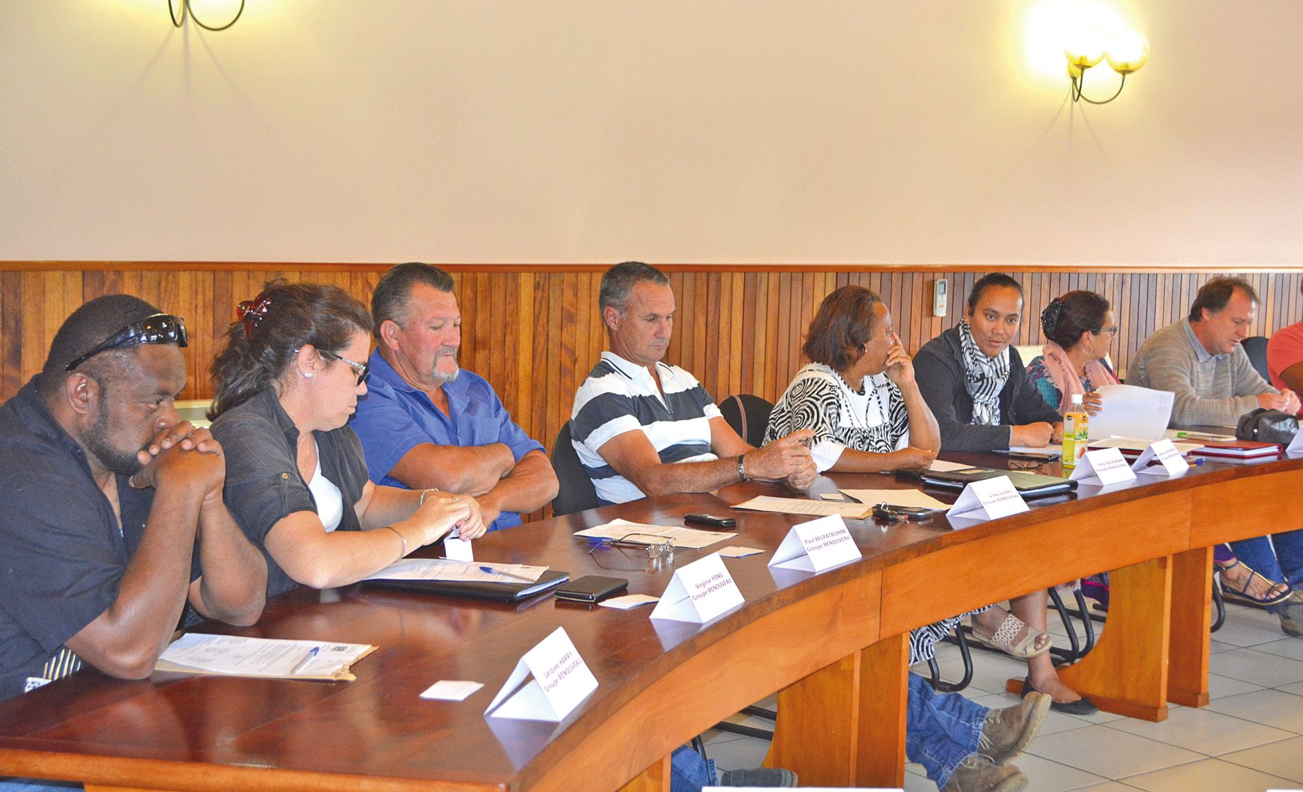 En août, quatre adjoints du groupe Renouveau ont été destitués et ont aussitôt été  remplacés par trois membres du conseil municipal.