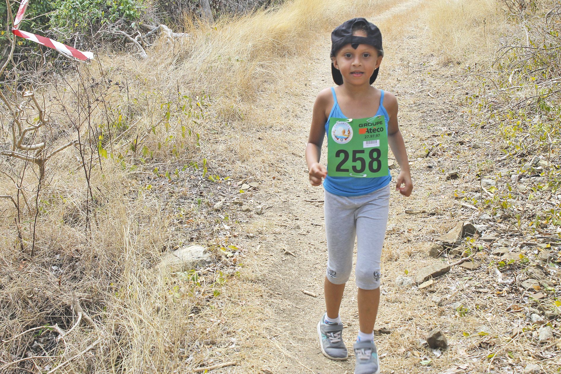 Débordante d’énergie, la petite Emma n’a pas eu la patience d’attendre ses parents.  A la fin du circuit, elle a préféré faire cavalier seul. 