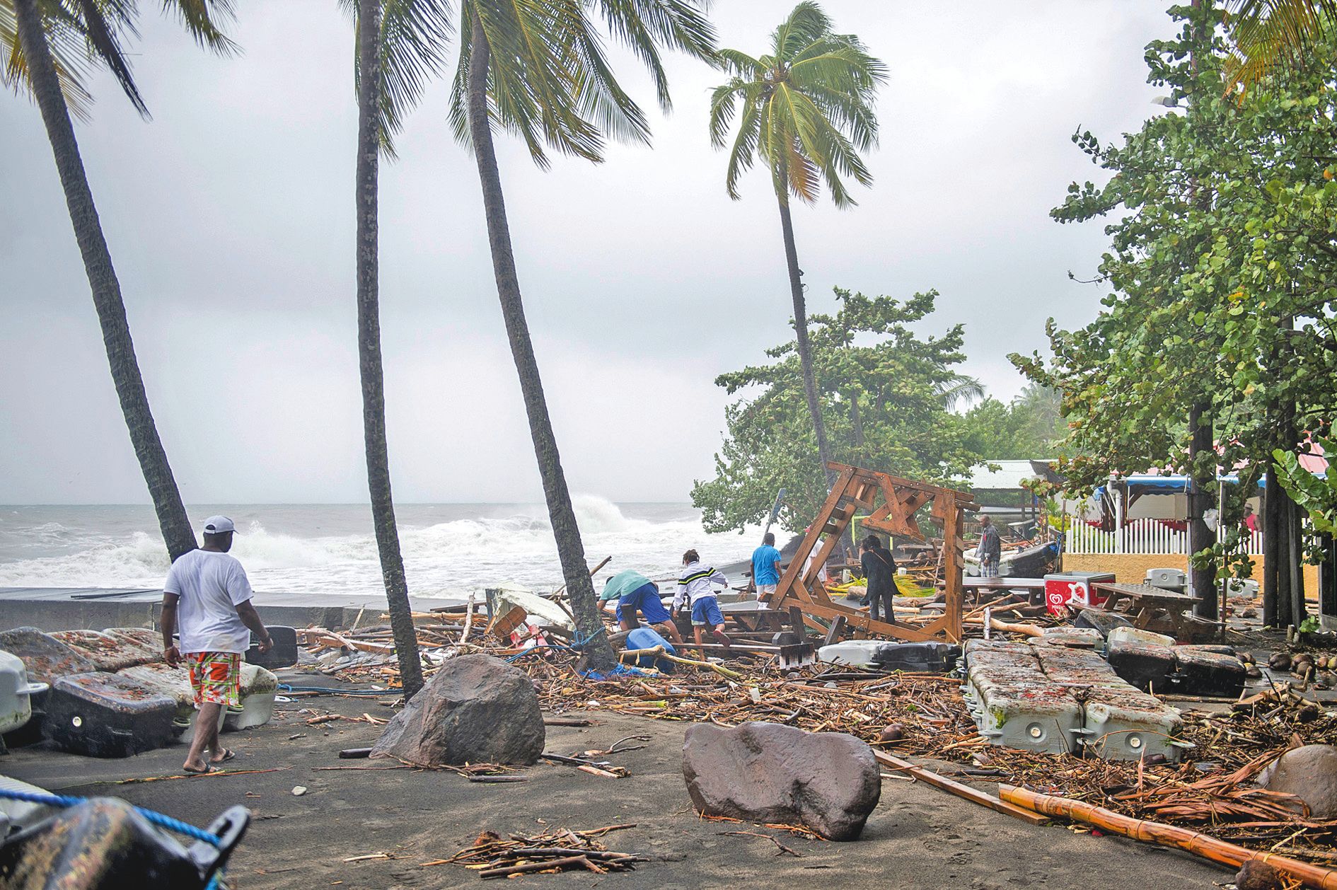 L’ouragan Maria semble avoir fait beaucoup plus de dégâts en Guadeloupe qu’en Martinique. Exposées à la houle, beaucoup d’habitations de bord de mers ont été détruites.