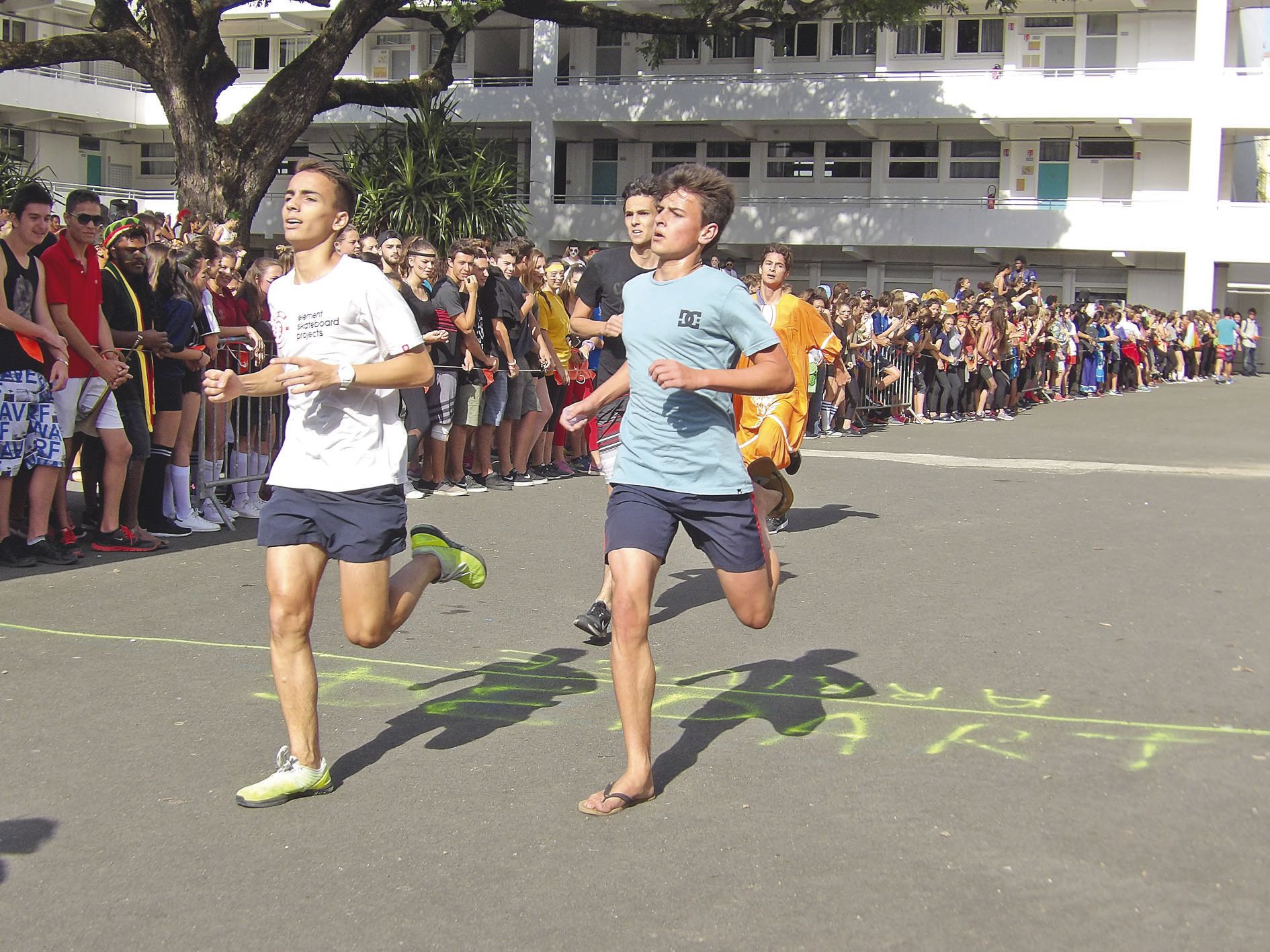 En claquettes ou en robe mission, les lycéens ont tout de même lancé le sprint final aux abords de la ligne d’arrivée.