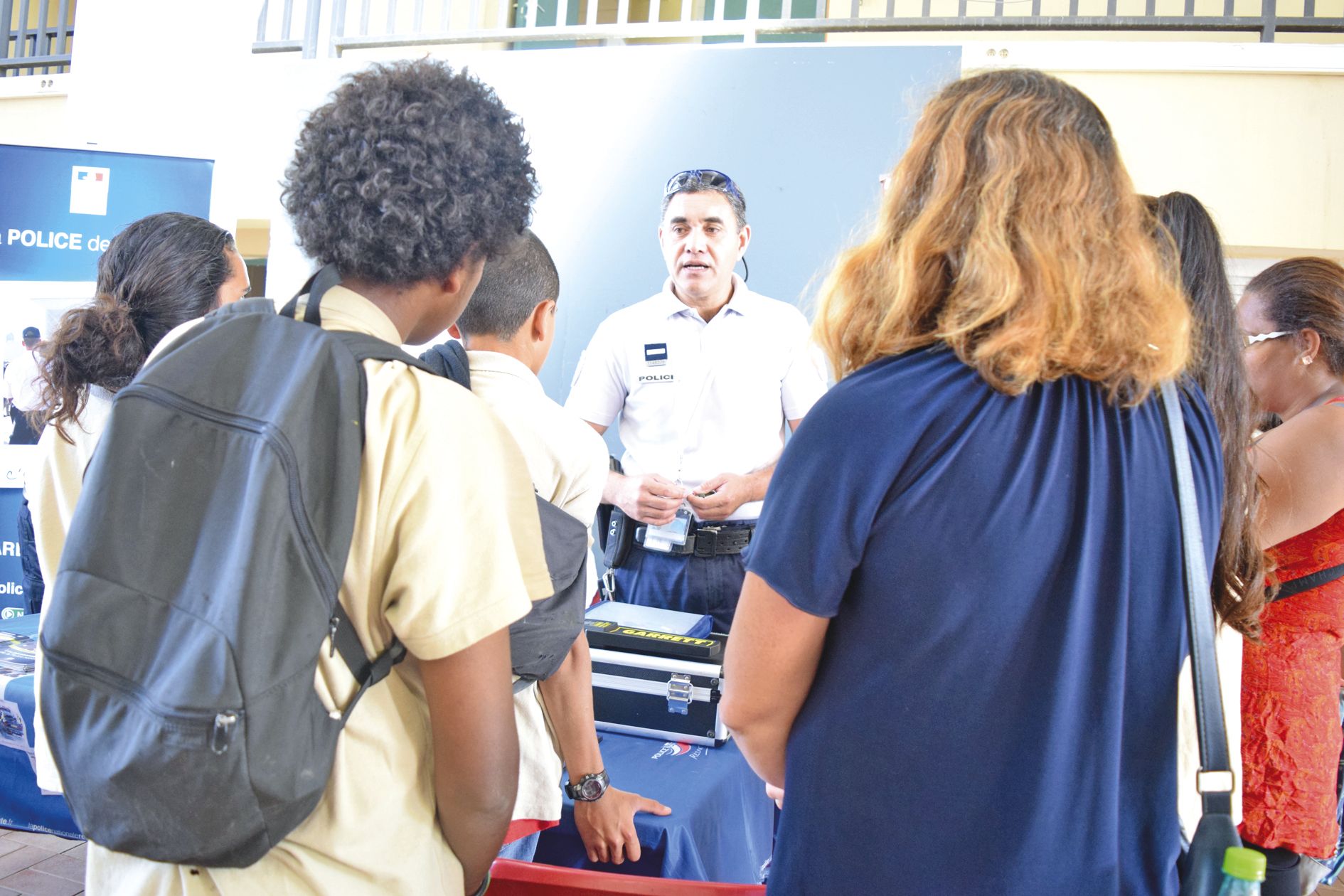 nvités à cette matinée, les collégiens en 3e des établissements Gabriel-Païta et Sainte-Marie ont fait le tour des stands d’information. Pour illustrer les différents métiers de la police nationale, Steeve Hnepeune, brigadier-chef de la police aux frontières, leur a notamment montré quelques-uns des objets confisqués à l'aéroport, comme des briquets. « Il y a énormément de métiers dans l'armée et dans la sécurité. De la restauration à la technique ou dans l'administration. c'est une porte d'entrée pour l'emploi car l'armée continue à recruter » indique Emilie Hudan, responsable du Pôle Information Communication et mobilité à la Mij.