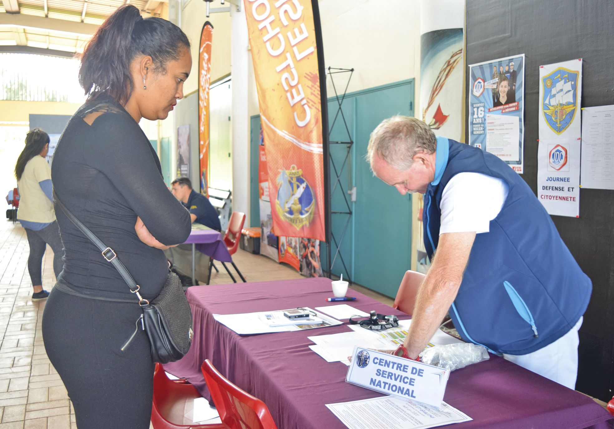 Si Leslye, 21 ans, vient s’informer pour passer sa JDC (Journée défense et citoyenneté), d’autres jeunes ont déjà une petite idée de ce qu’ils souhaitent faire. « Je me suis renseigné pour devenir cadet de la République parce que ce métier m’attire », confie Lituvina, 25 ans, qui passera le concours correspondant à la fin du mois.