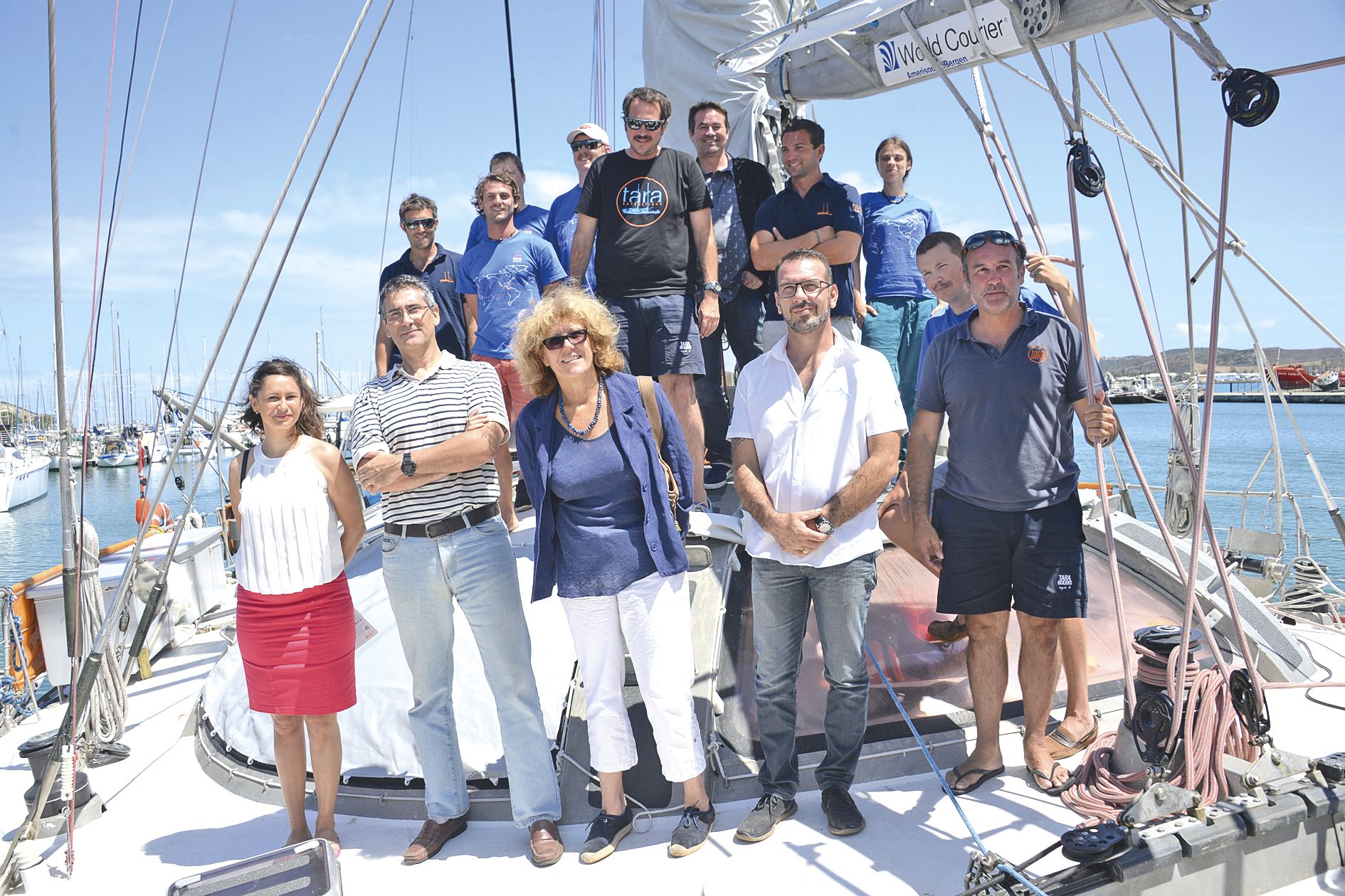 L’équipage du Tara avec leurs invités de l’IRD, de l’UNC, de la province et des affaires maritimes.