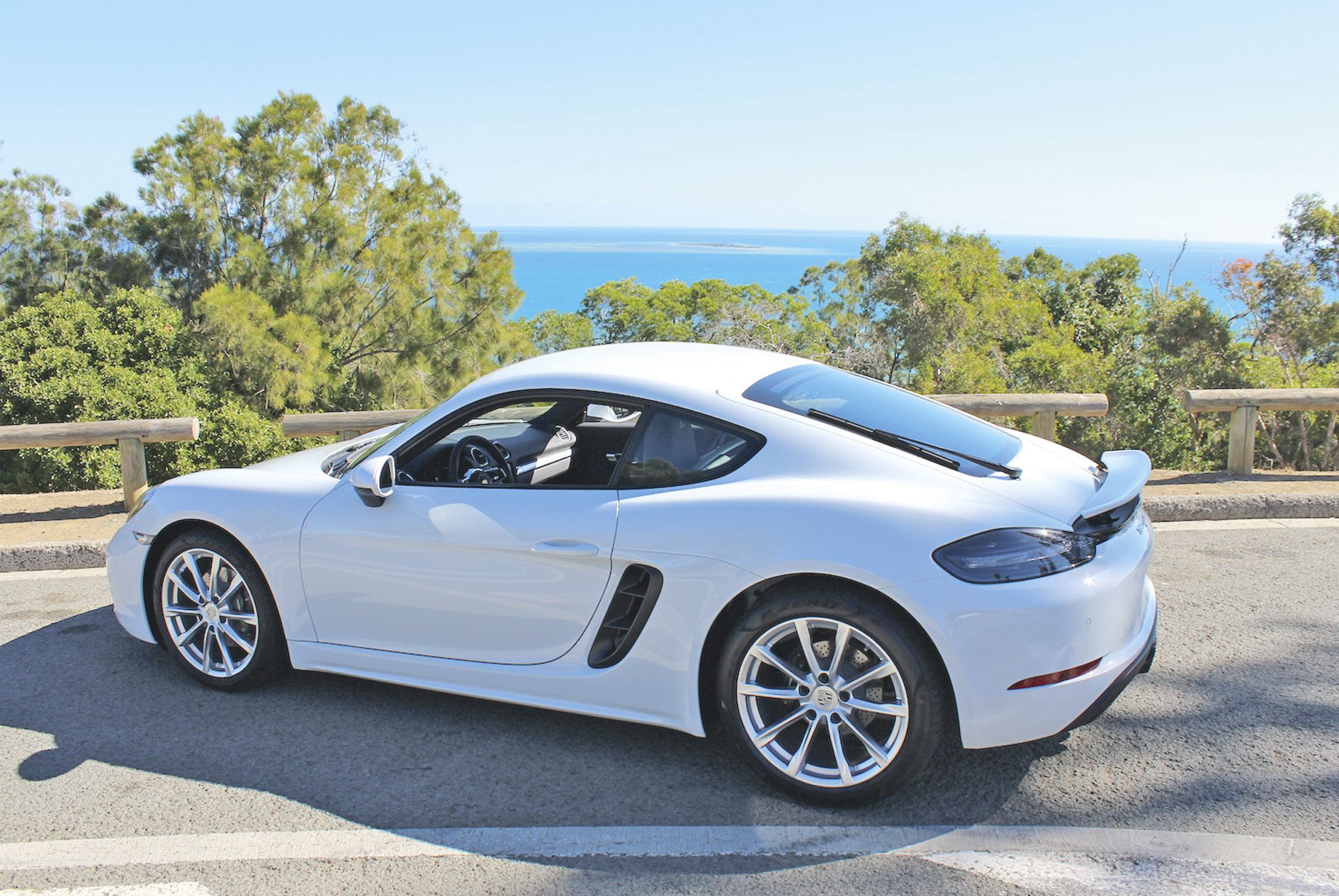 Chaussée de 19 pouces, la Porsche offre un comportement de conduite irréprochable.