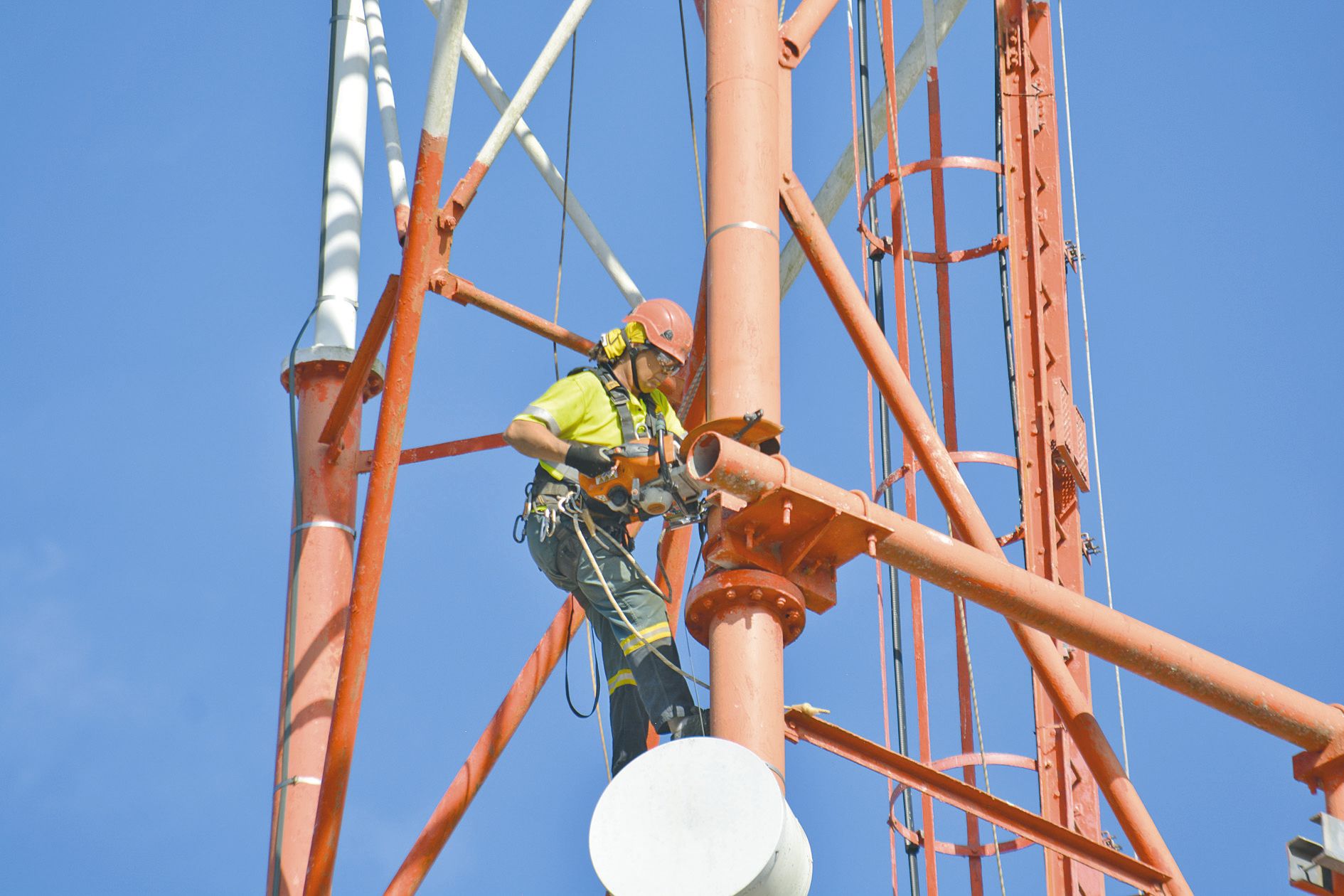 La principale difficulté du chantier étant la hauteur du pylône, le démontage s’est donc fait par tronçon, d’où la présence de spécialistes qui travaillent à plus de 60 mètres de hauteur.