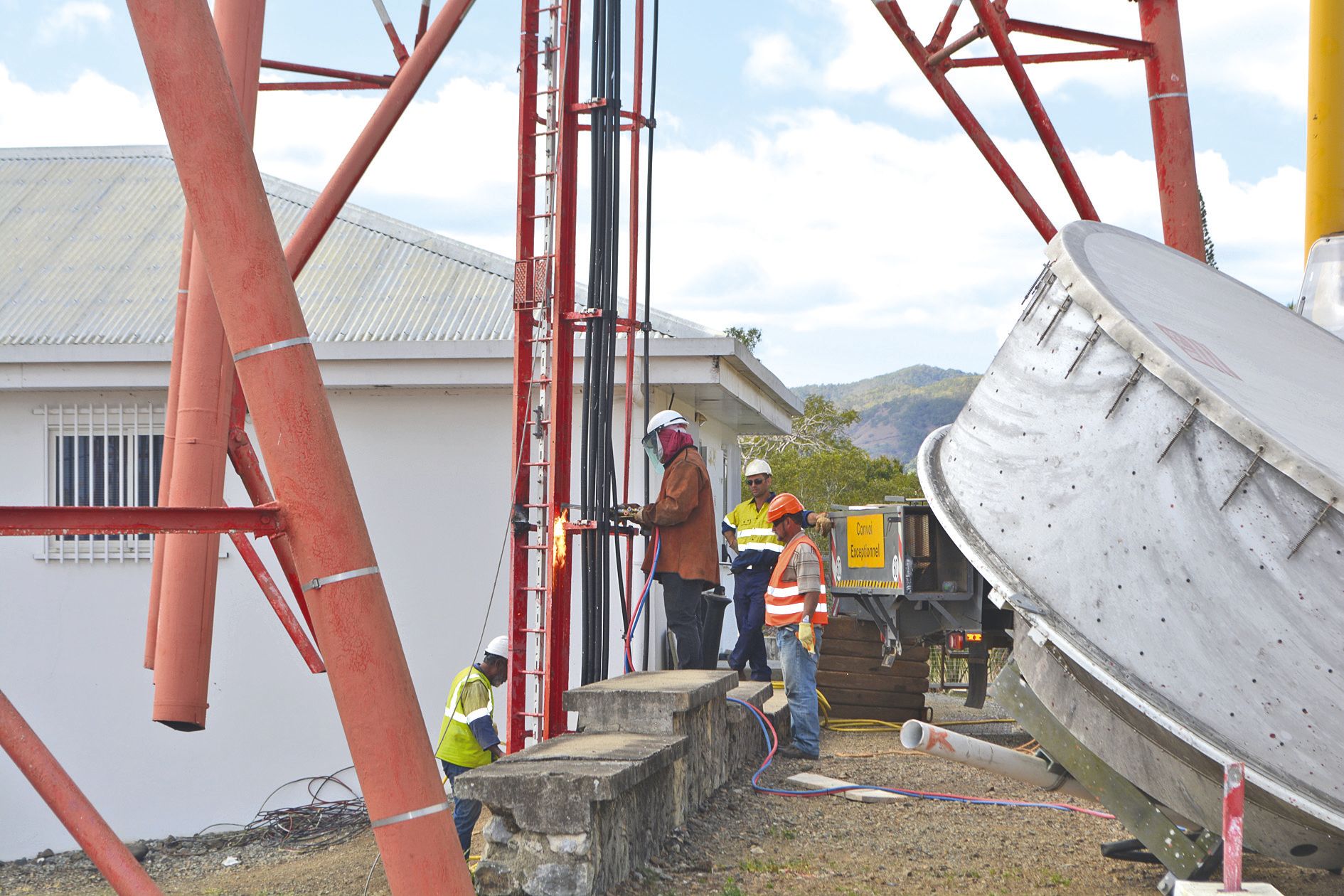 Ce chantier spectaculaire a fait appel à des moyens matériels, humains et financiers  importants. Pour démonter la partie centrale, la plus imposante de l’antenne, les agents ont dû utiliser la grue pour la descendre au sol et procéder au découpage.