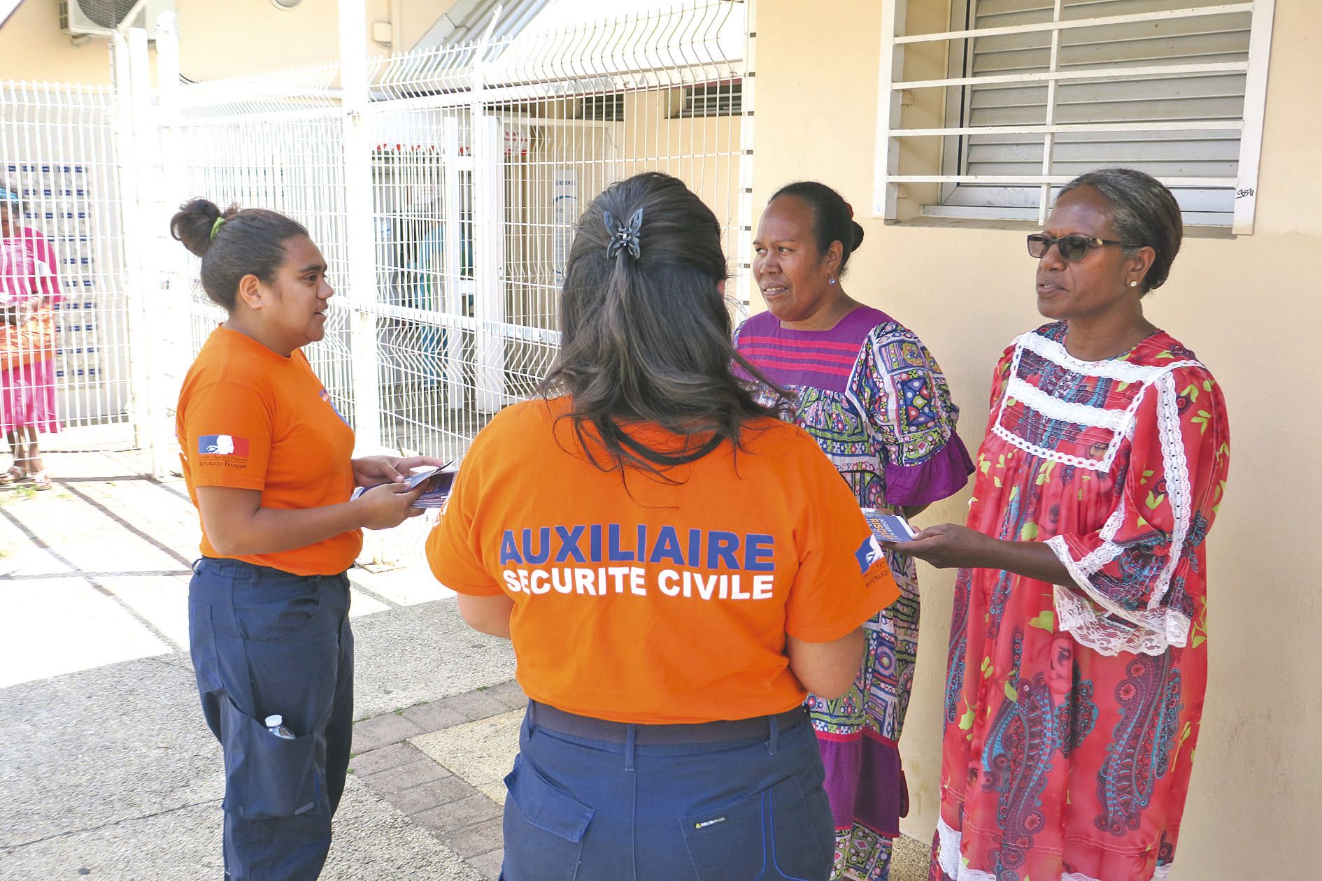Intégrées au service de secours et d’incendie, les auxiliaires de la Sécurité civile diffusent des tracts de prévention auprès des habitants de la commune.