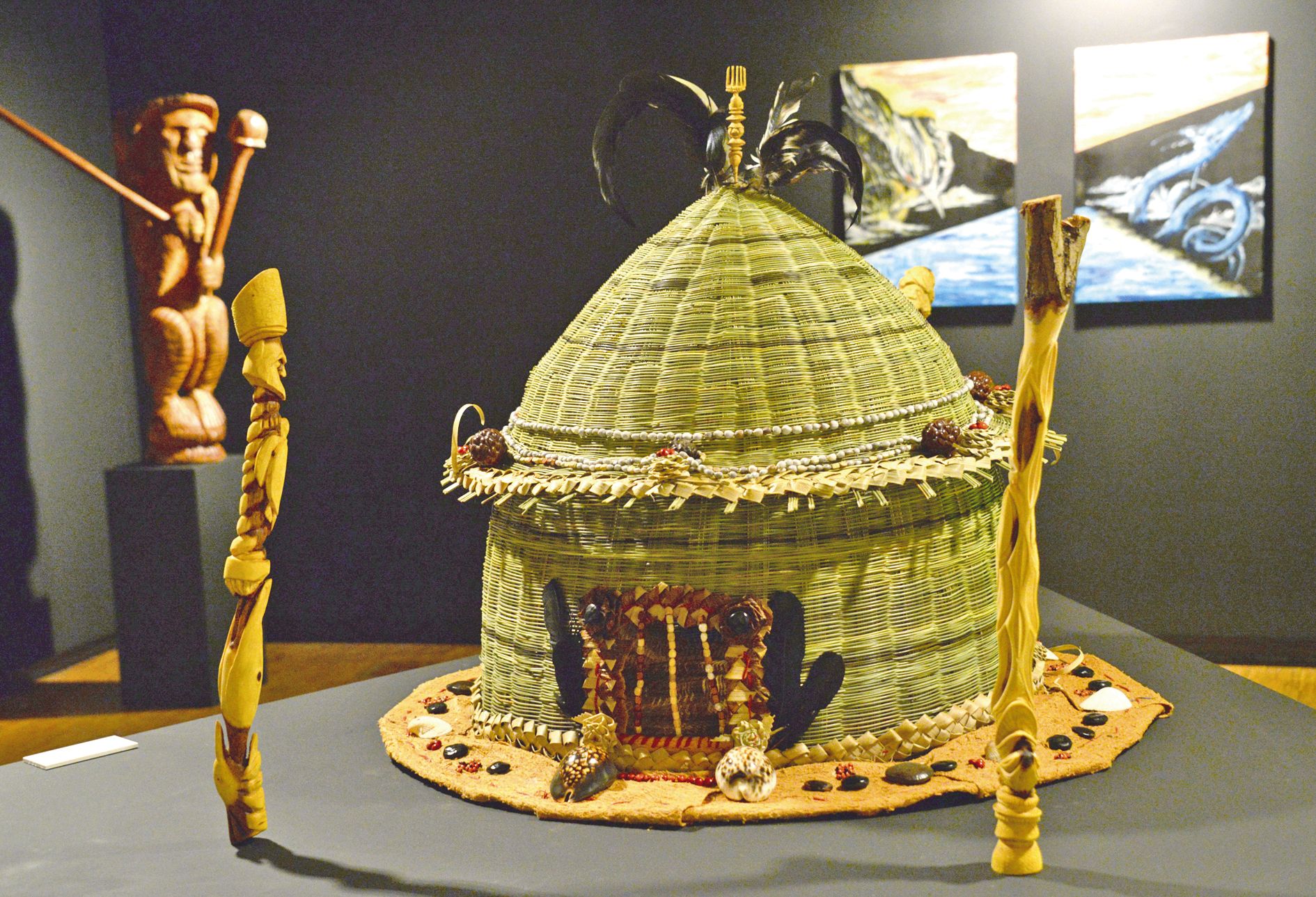 Techniquement très maîtrisée, la vannerie de Berthe Téin prend des allures naïves, mais abrite une réflexion profonde.