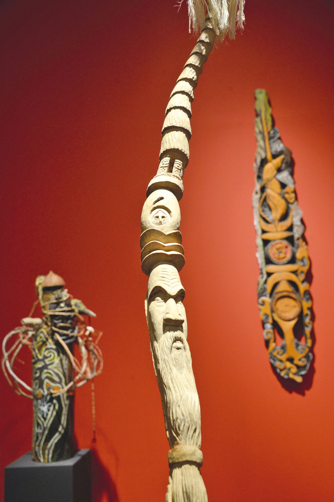 Coup de cœur pour cette lance sculptée par Patrick Teimboui. Le bois élancé sort d’un socle en pierre-savon.