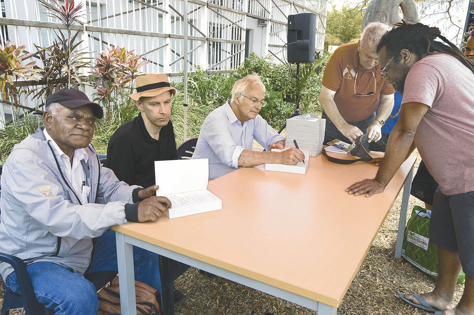 Les trois coauteurs des Sanglots longs de l’aigle pêcheur (essai retiré à mille exemplaires) réunis à la même table de dédicace : Kaué Yvon Goromoedo, Adrian Muckle et Alban Bensa. Les conférences prononcées par ces deux derniers ont attiré les auditeurs.