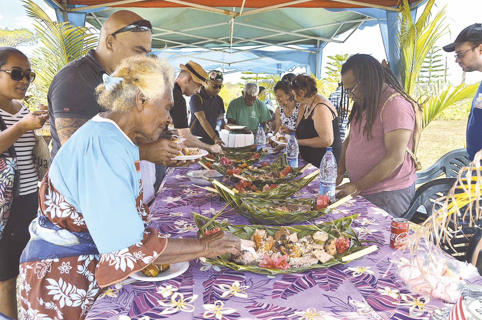 L’heure du partage du bougna cuit dans un four traditionnel en pierre a sonné ! La citrouille et le cochon étaient fondants à souhait. Le public pouvait aussi se restaurer sur les stands de spécialités réunionnaises, javanaises et mélanésiennes.