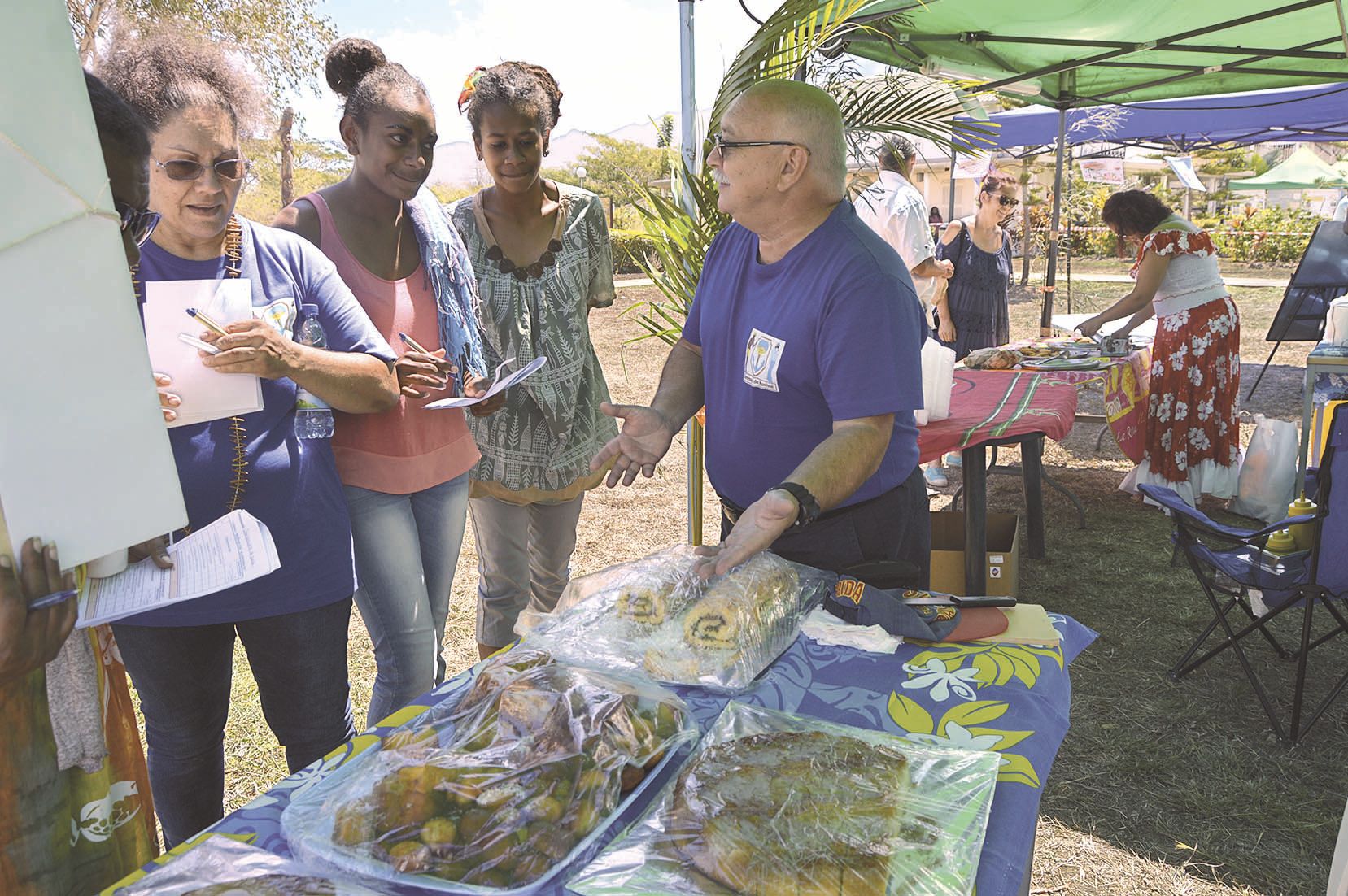 Sucré, salé, quel est le meilleur plat ? Le jury s’est prêté au jeu de goûter les beignets aux pommes d’origine européenne ou le sroudeng indonésien.
