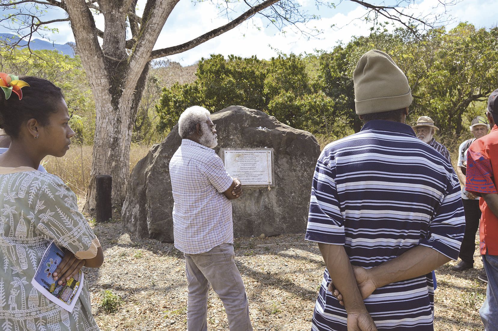 Peu de public s’est en revanche déplacé sur la stèle érigée le 24 septembre 2009 à la tribu de Koniambo, en mémoire de Bwéé Noël et de son frère Wâii qui « ont défié la colonisation » en 1917. Elle sera lieu de souvenir en novembre lors de la cérémonie du