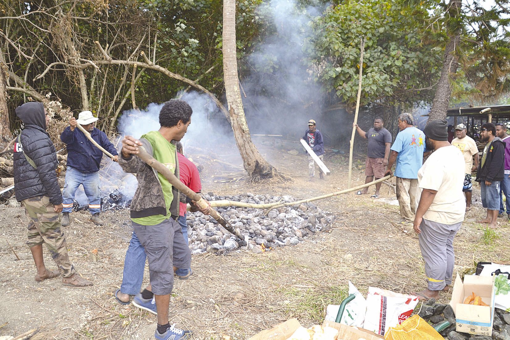 Samedi, à 7 heures, pendant qu’un café était proposé aux arrivants, derrière la maison commune, on s’activait à couvrir les bougnas qui seront servis à midi. « Certains sont là depuis 3 heures », raconte Maxime.