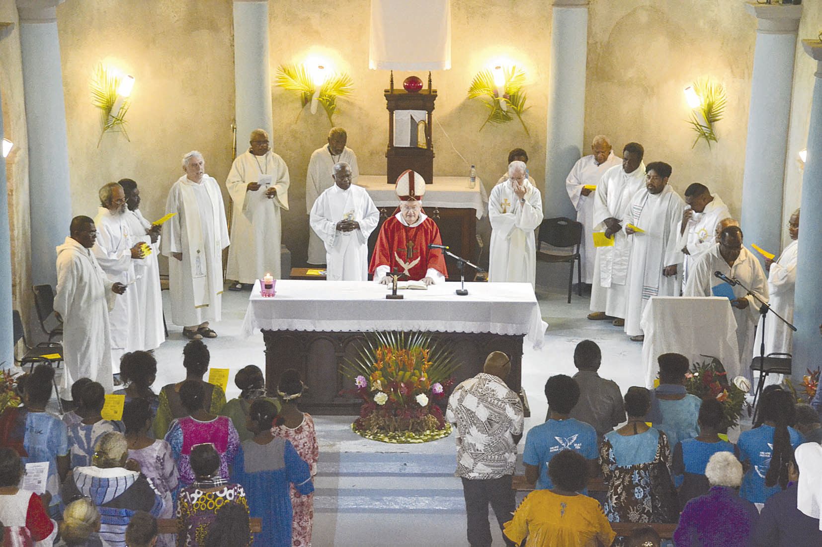 Si les luminaires, la sono et quelques prises murales visibles apportent une touche de modernité, aucune modification n’a été apportée à l’architecture. Les matériaux d’origine ont été respectés et le mobilier a été rénové ou refait à l’identique. 