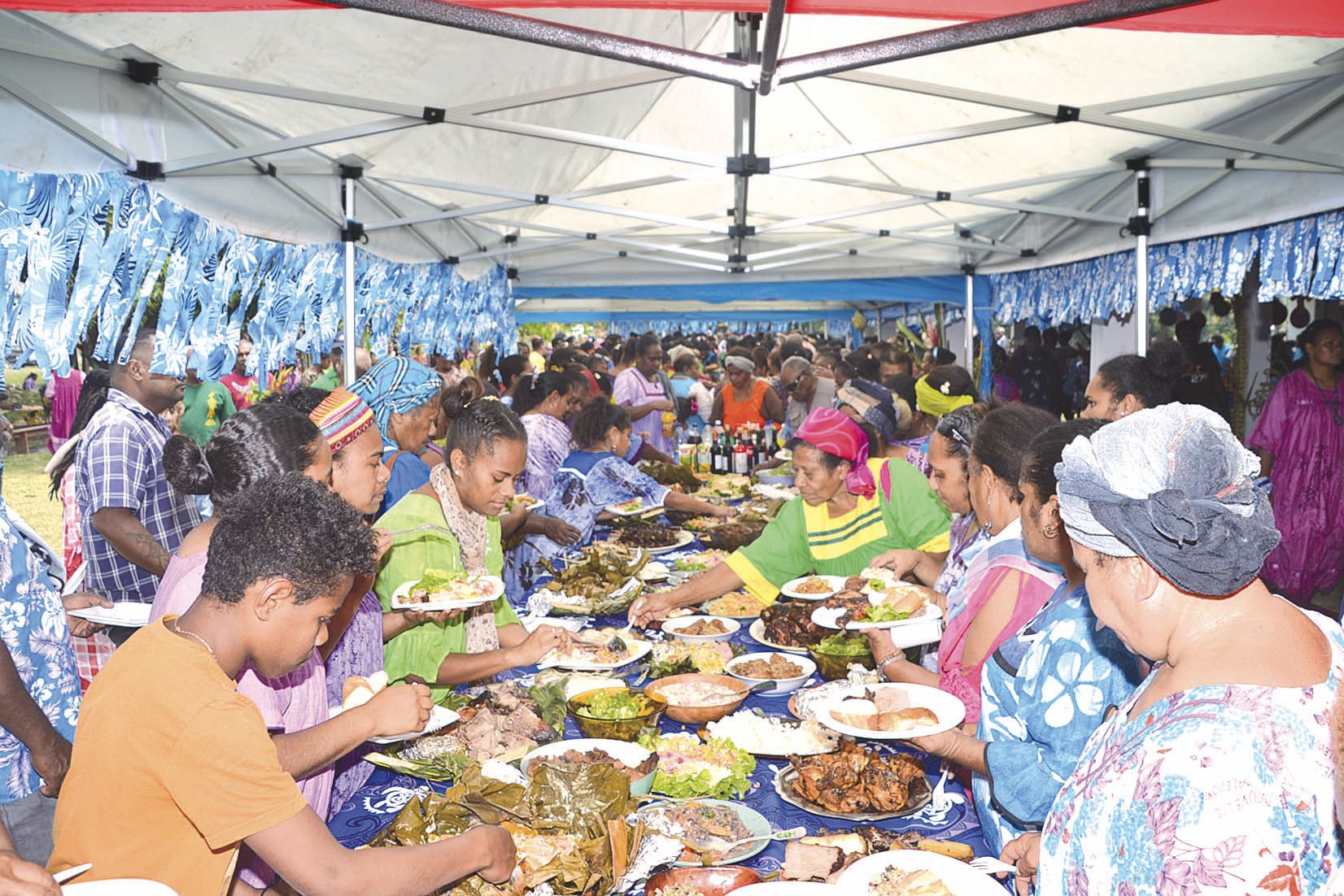 De longues tables ont été dressées par le comité paroissial pastoral. « On avait peur que ça ne soit pas suffisant », s’inquiète Gabrièla, la présidente du comité, tandis que, de son côté, Marie trouve ça formidable. « Tout est remarquablement bien prépar