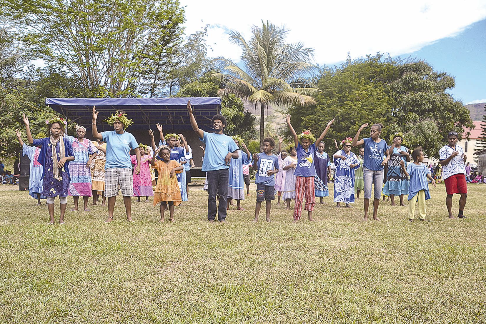 Après le repas, la journée s’est poursuivie dans une ambiance de fête. Des groupes de chant et de danse se sont succédé sur l’estrade ou sur la pelouse. Ils venaient de Touho, de Houaïlou, de Pouébo, de Ponérihouen ou encore de Hienghène.