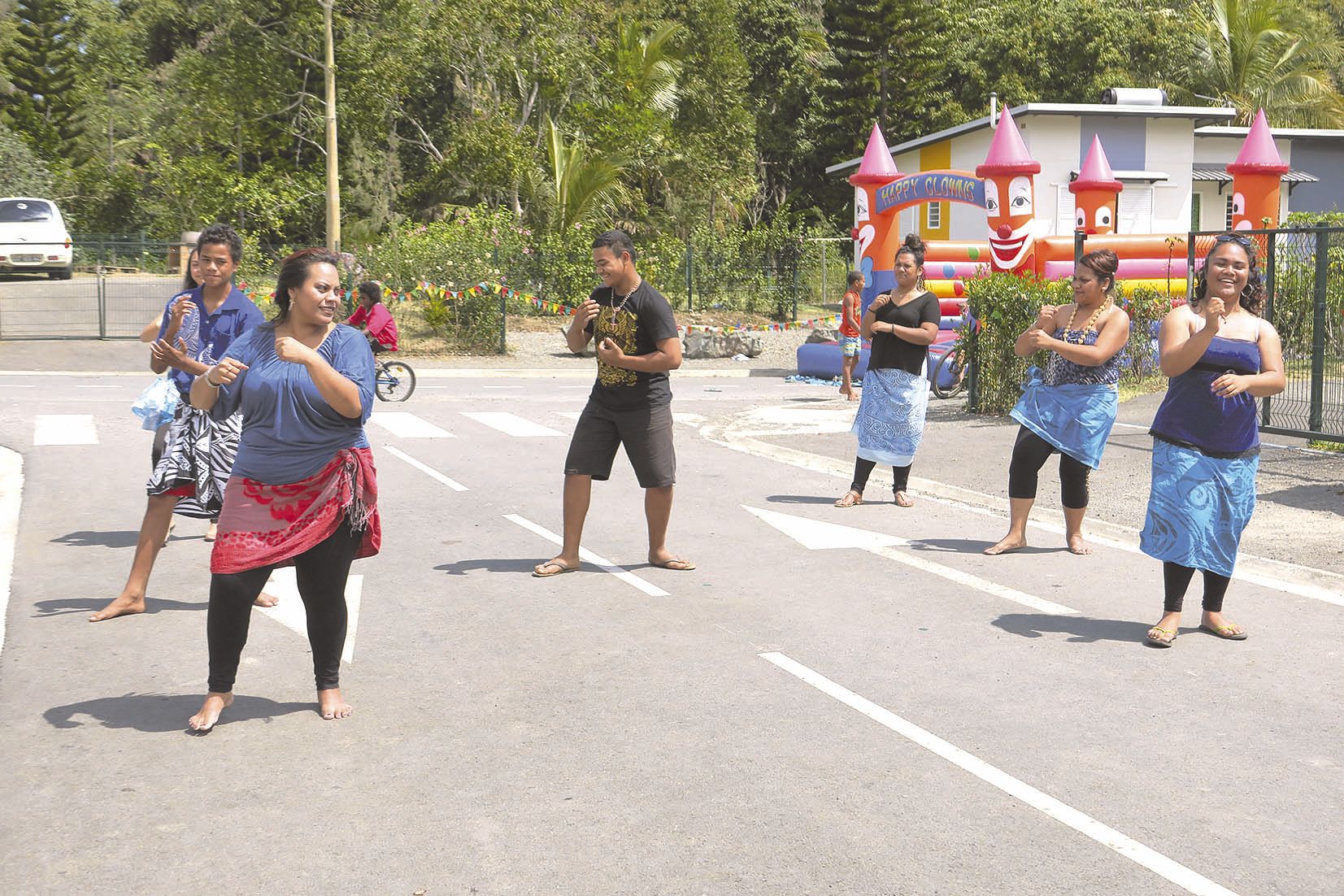 La troupe de danse Lau’Siva Pasifika, dont la responsable habite la résidence, a offert  plusieurs chorégraphies pour animer la journée.