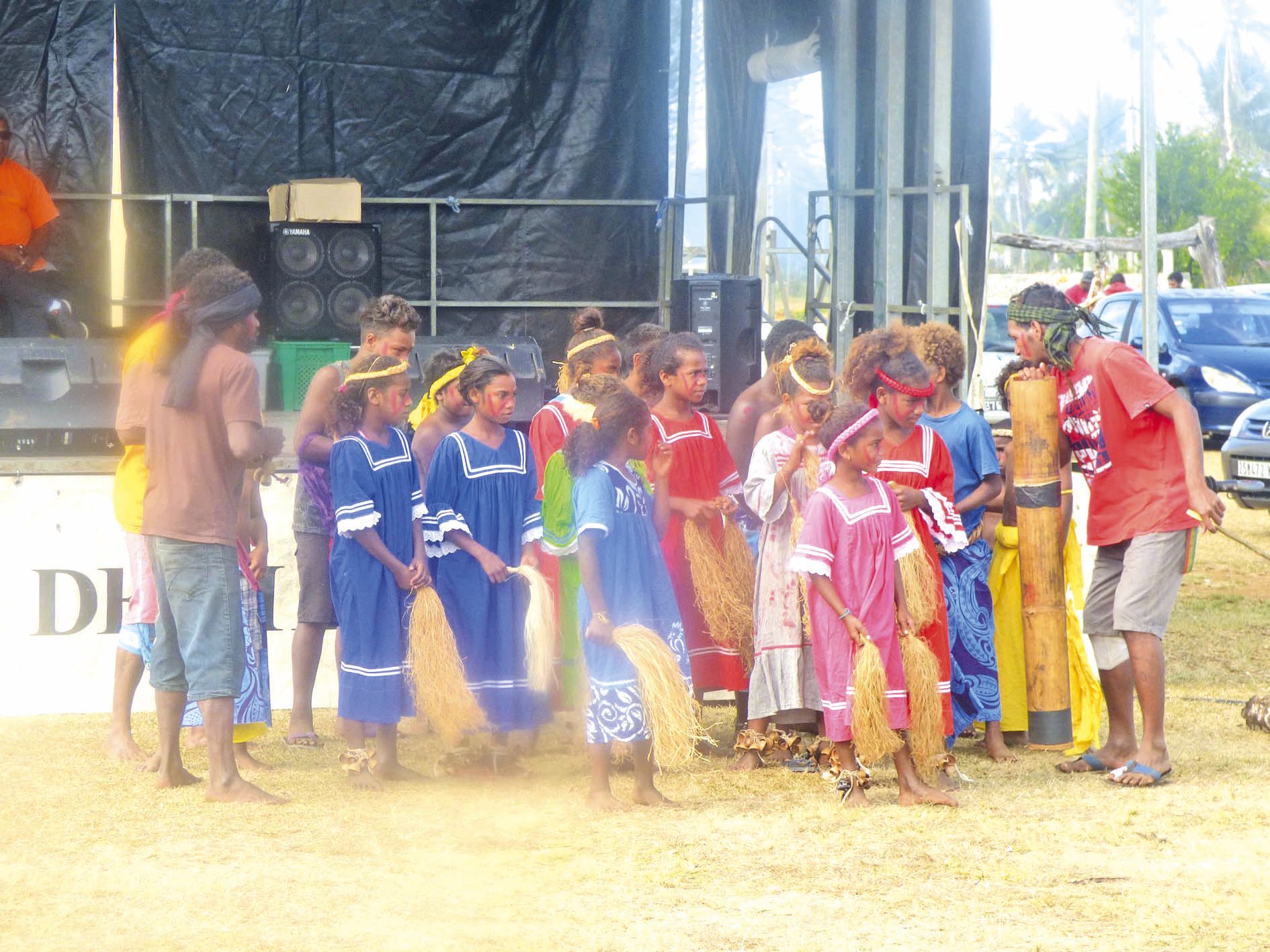 La représentation de la troupe de danse Sama Kréation a précédé la cérémonie coutumière d’ouverture et les discours protocolaires. La troupe a été créée spécialement pour l’édition 2017 de la fête de la patate de Hnathalo. 