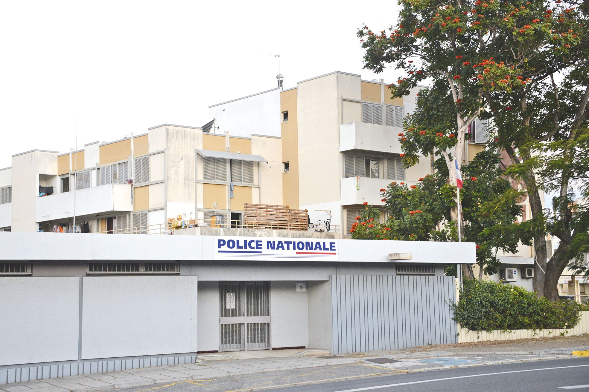 En plus des services classiques, le commissariat des tours  de Magenta abrite la brigade de répression de la délinquance financière.